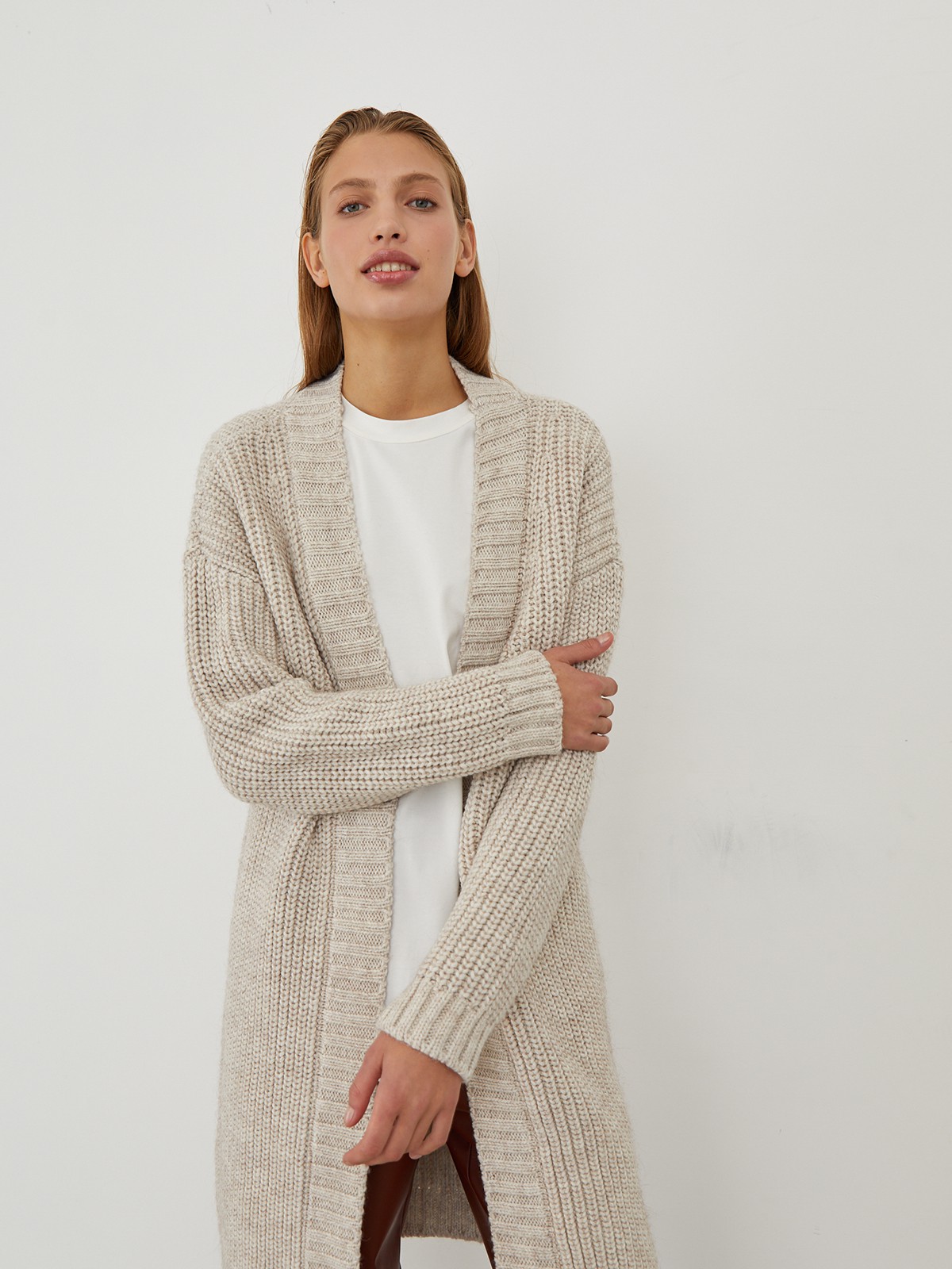 


Кардиган oversize кроя из трикотажной ткани. Приспущенные рукава, манжеты и окантовка в широкий рубчик создают уютное настроение.