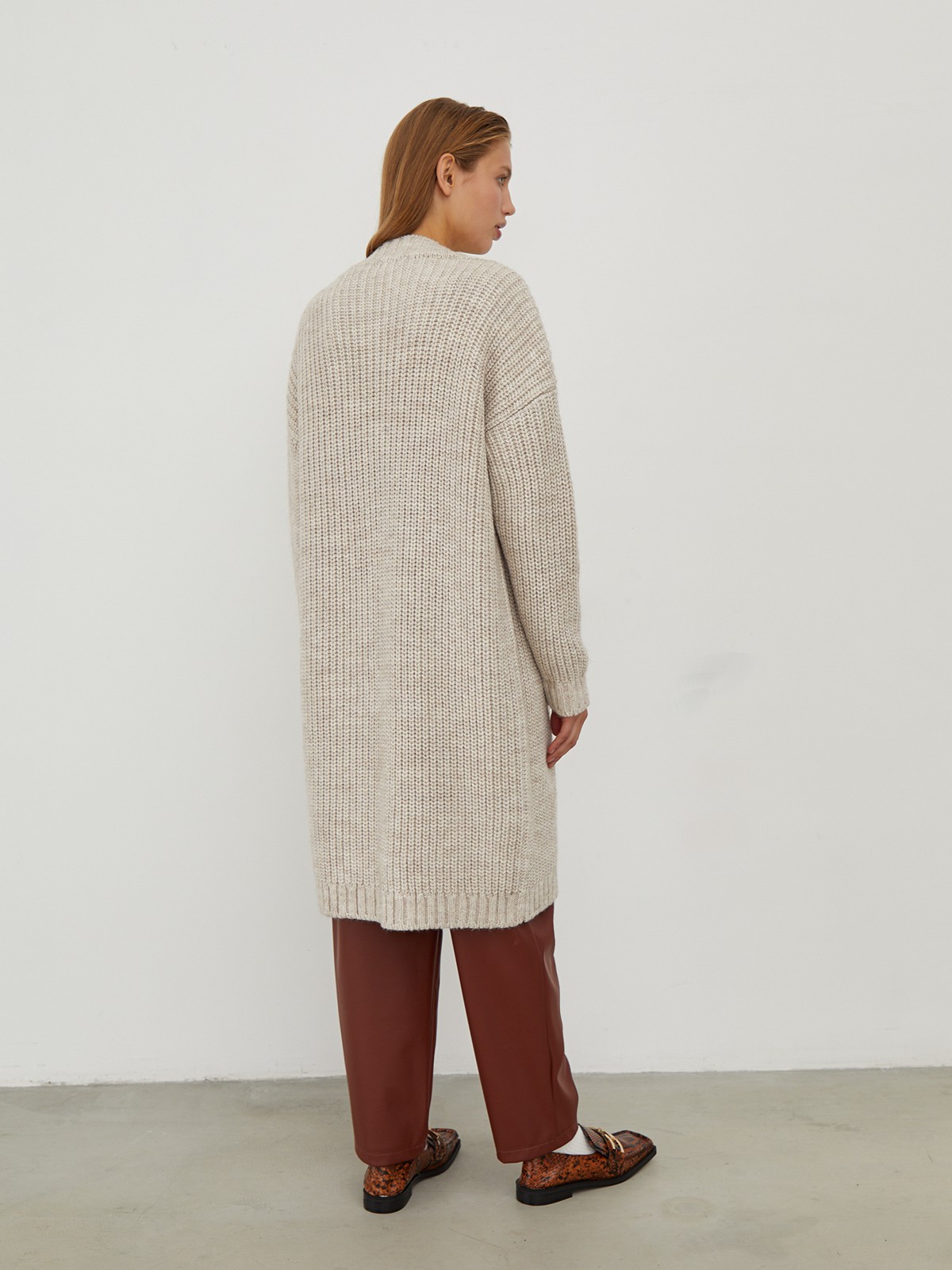 


Кардиган oversize кроя из трикотажной ткани. Приспущенные рукава, манжеты и окантовка в широкий рубчик создают уютное настроение.