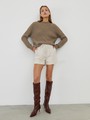 Свитер с фигурной вязкой, цвет: какао Allweneed
Свитер фигурной вязки с цельнокроенным рукавом и широкой ребристой окантовкой по манжетам и воротнику-стойке.
На модели размер ONE SIZE
