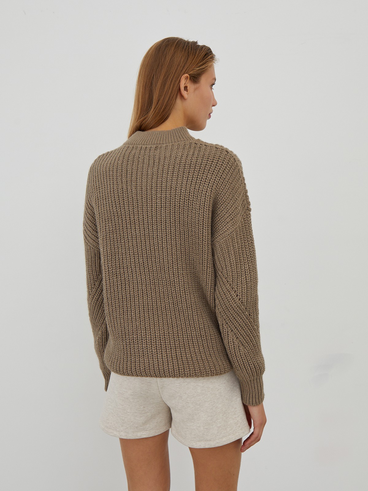Свитер с фигурной вязкой, цвет: какао Allweneed
Свитер фигурной вязки с цельнокроенным рукавом и широкой ребристой окантовкой по манжетам и воротнику-стойке.
На модели размер ONE SIZE