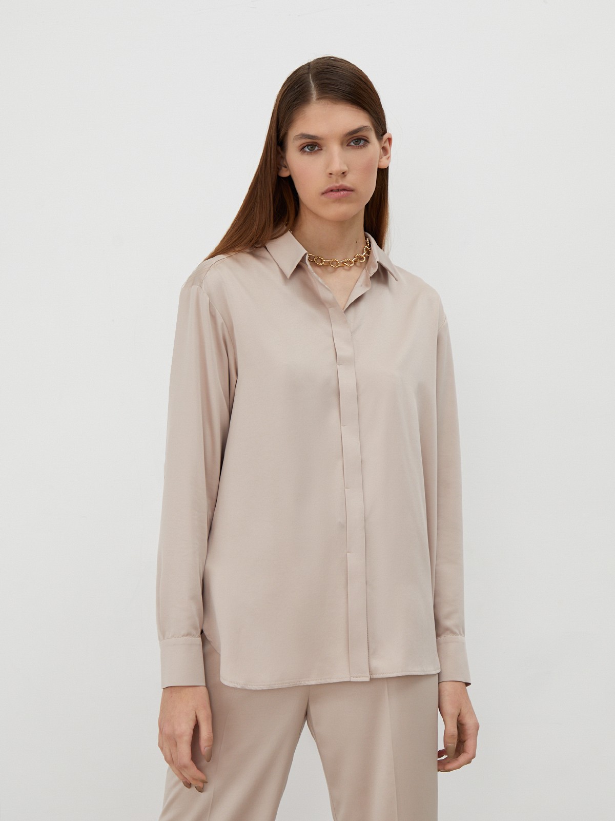 Рубашка в пижамном стиле, цвет: бежево-розовый Allweneed
Рубашка классического кроя выполнена из нежного вискозного атласа. Модель акцентирована отложным воротником, планкой-застежкой и классическими манжетами.
На модели размер XS