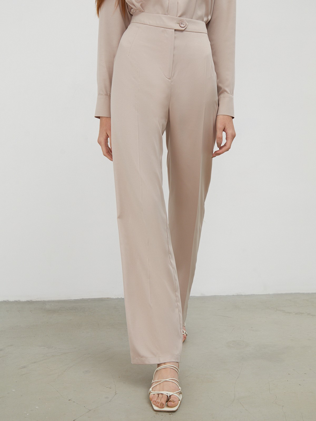 


Брюки из вискозного атласа прямого кроя. Модель в пижамном стиле с застежкой на молнию и асимметричную пуговицу.

На модели размер XS