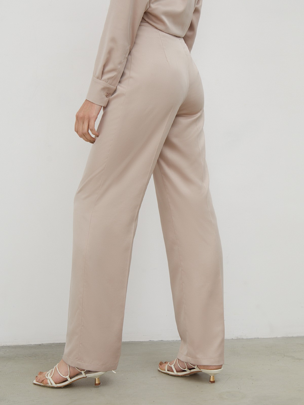 


Брюки из вискозного атласа прямого кроя. Модель в пижамном стиле с застежкой на молнию и асимметричную пуговицу.

На модели размер XS