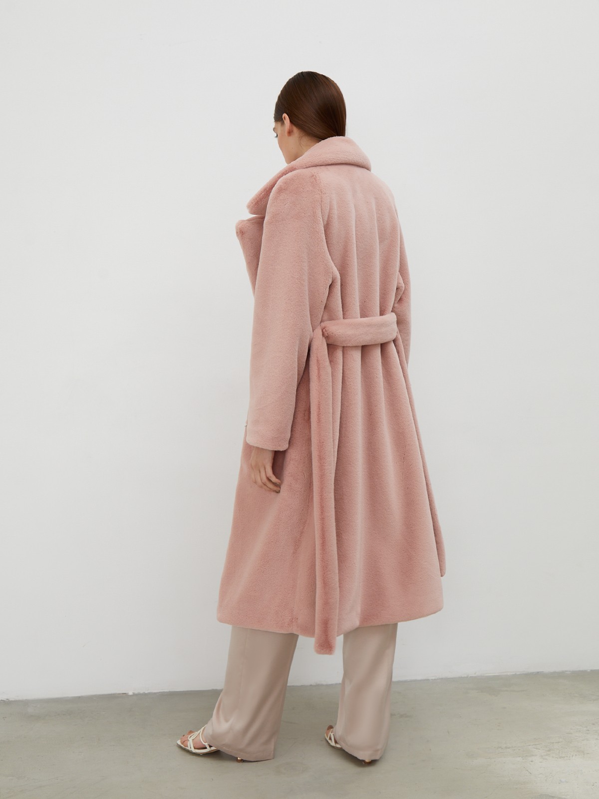 Шуба из искусственного меха миди, цвет: пыльно-розовый Allweneed
Шуба средней длины выполнена из мягкого искусственного меха и оформлена застежкой на крючки. Рукава реглан, пояс на талии и английский воротник придают дизайну ноту богемного шика.
Температурный режим: до -10 градусов
На модели размер XS