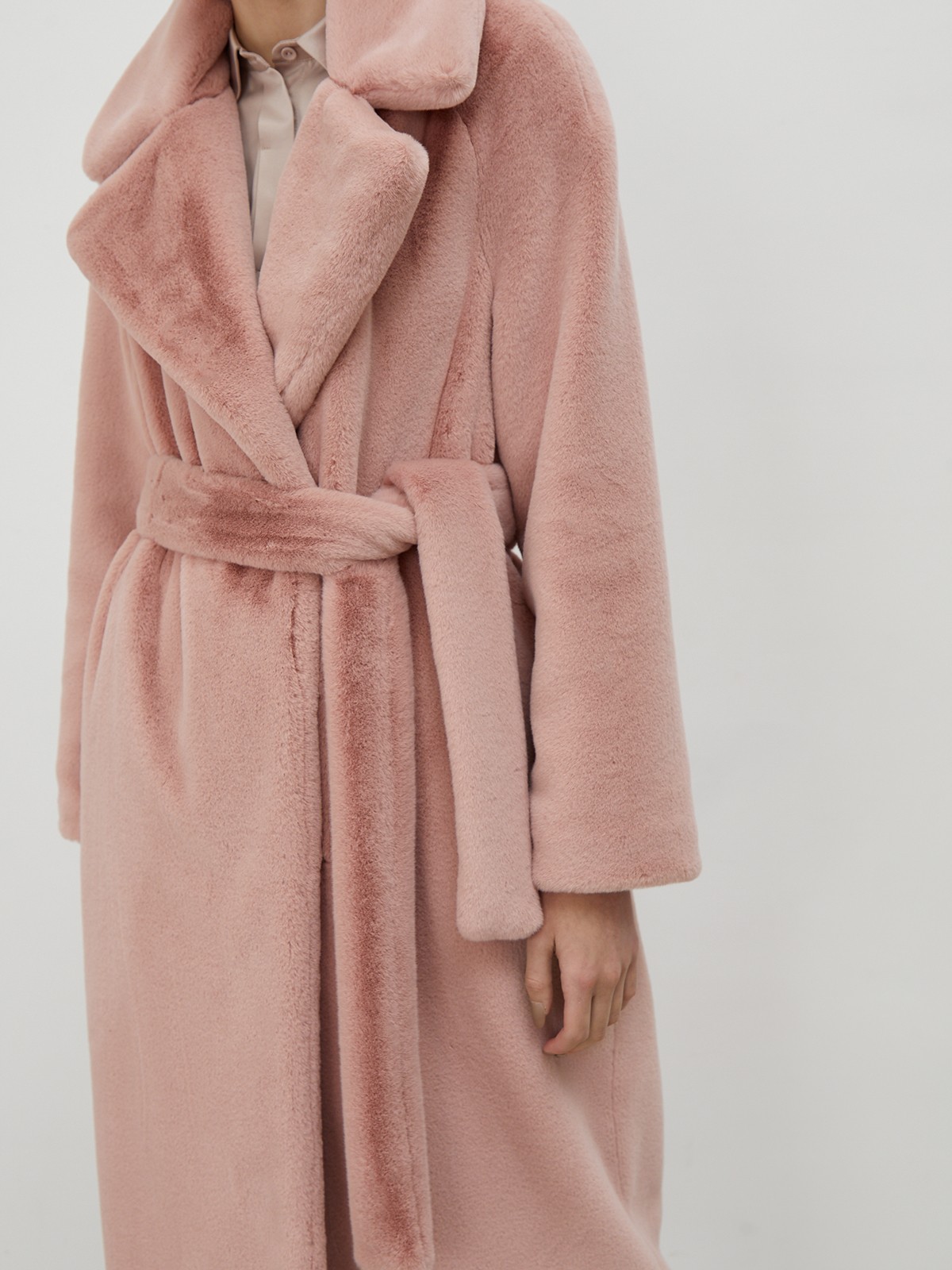 Шуба из искусственного меха миди, цвет: пыльно-розовый Allweneed
Шуба средней длины выполнена из мягкого искусственного меха и оформлена застежкой на крючки. Рукава реглан, пояс на талии и английский воротник придают дизайну ноту богемного шика.
Температурный режим: до -10 градусов
На модели размер XS