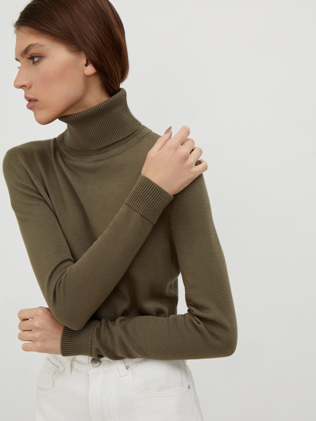 Вязаная водолазка, цвет: хаки Allweneed Классическая водолазка с длинным рукавом и высоким воротом. Отлично сочетается с брюками свободного кроя, юбками-карандаш и джинсами mom fit.
На модели размер XS