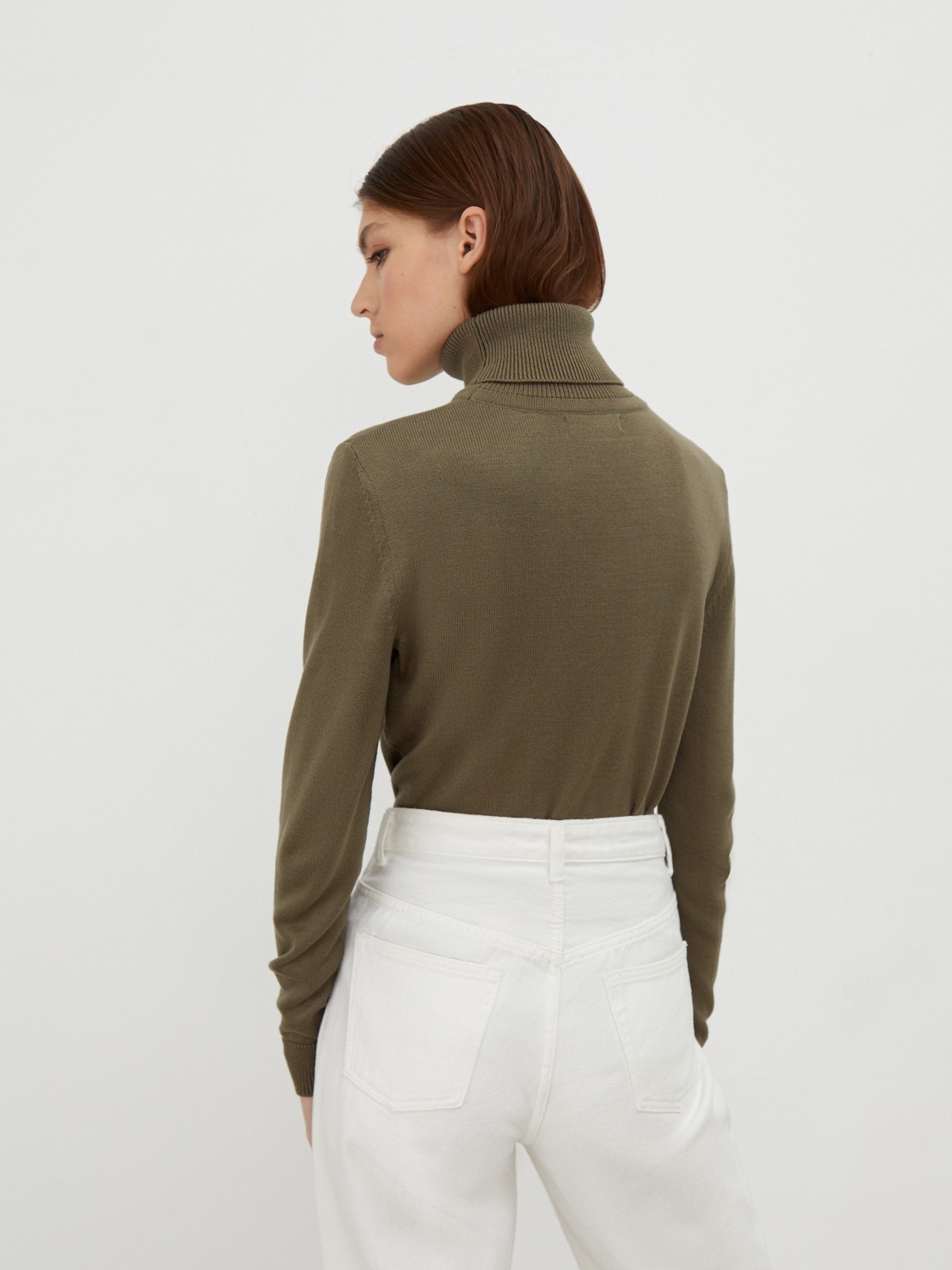 Вязаная водолазка, цвет: хаки Allweneed Классическая водолазка с длинным рукавом и высоким воротом. Отлично сочетается с брюками свободного кроя, юбками-карандаш и джинсами mom fit.
На модели размер XS