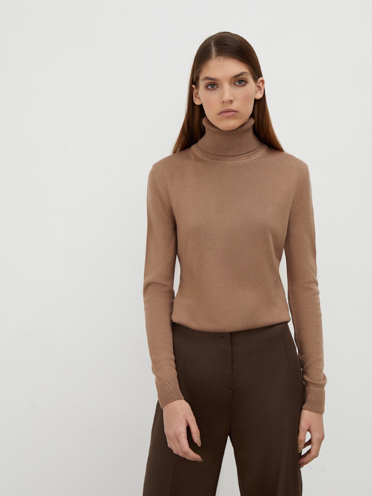 Классическая водолазка с длинным рукавом и высоким воротом. Отлично сочетается с брюками свободного кроя, юбками-карандаш и джинсами mom fit.

На модели размер XS