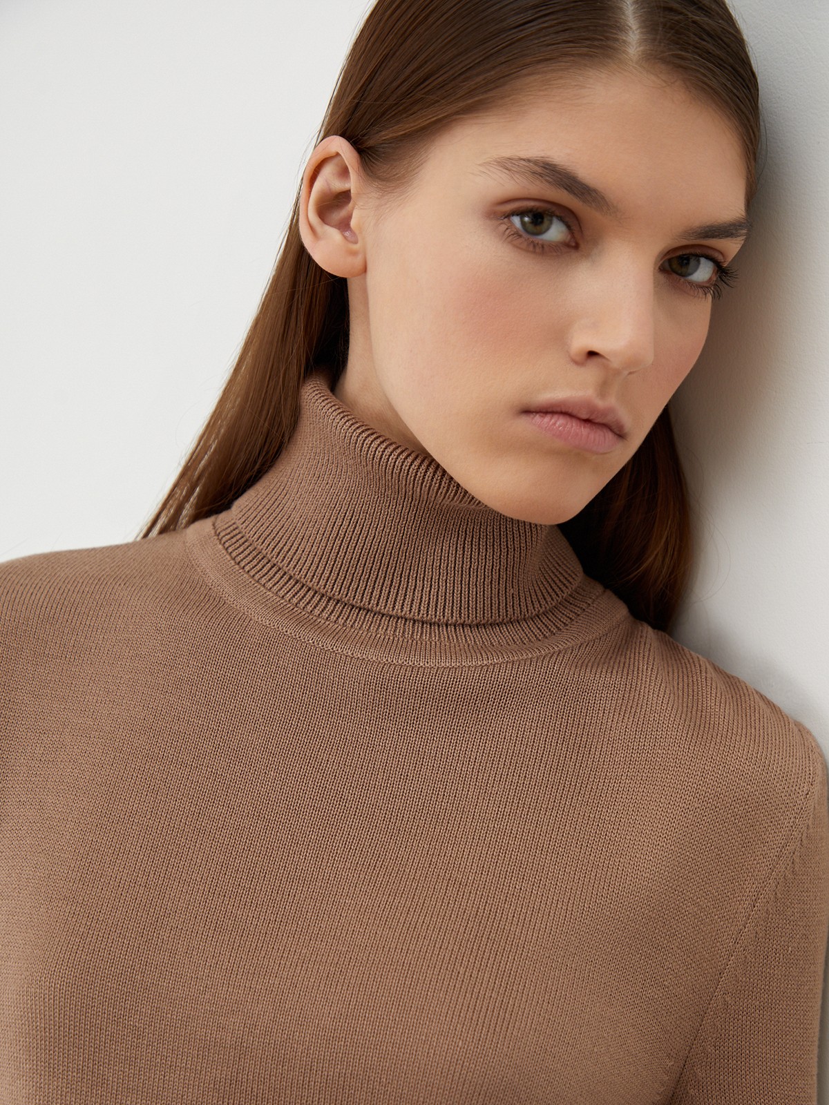 Классическая водолазка с длинным рукавом и высоким воротом. Отлично сочетается с брюками свободного кроя, юбками-карандаш и джинсами mom fit.

На модели размер XS