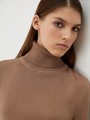 Классическая водолазка с длинным рукавом и высоким воротом. Отлично сочетается с брюками свободного кроя, юбками-карандаш и джинсами mom fit.

На модели размер XS