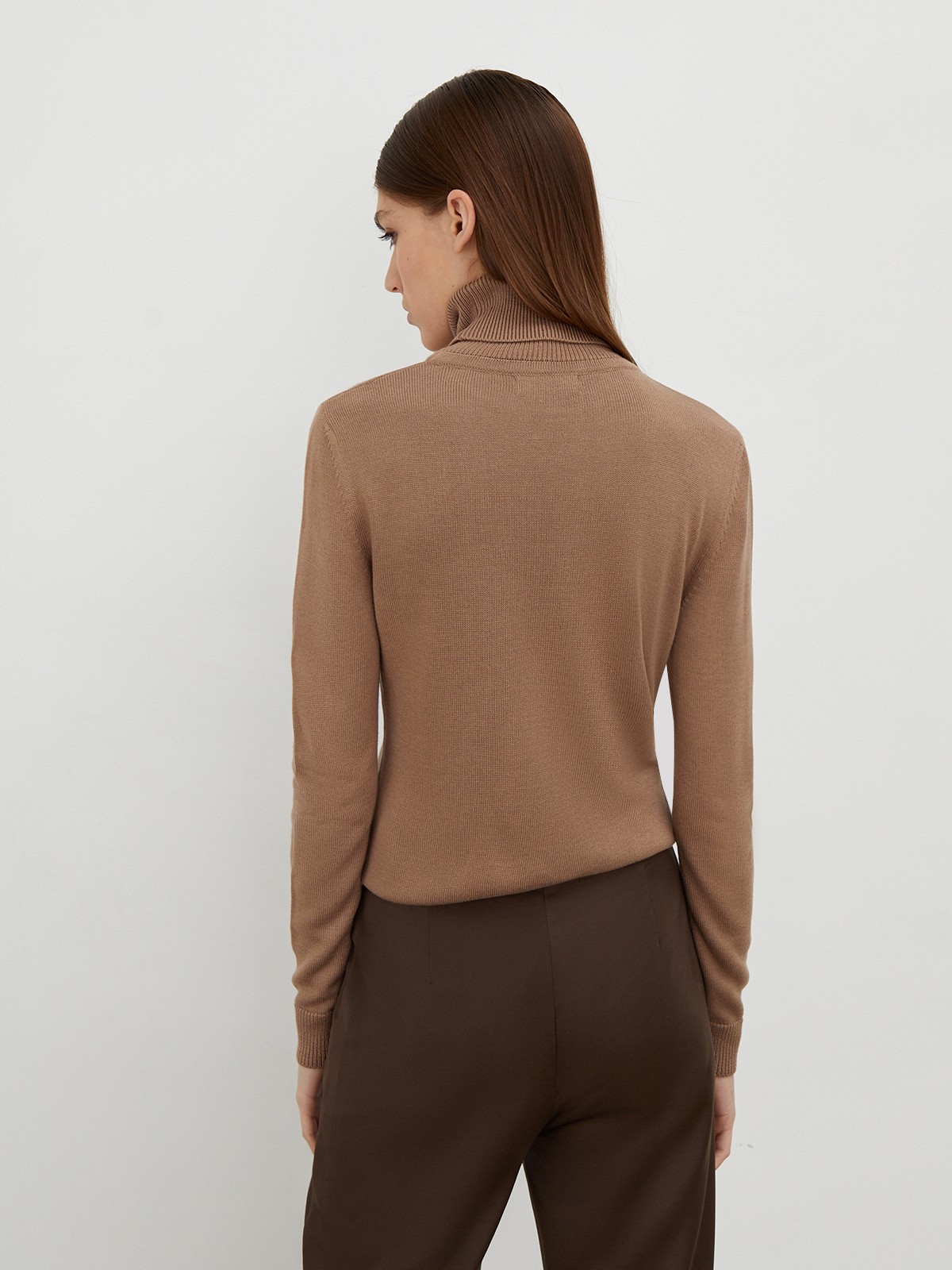 Классическая водолазка с длинным рукавом и высоким воротом. Отлично сочетается с брюками свободного кроя, юбками-карандаш и джинсами mom fit.

На модели размер XS