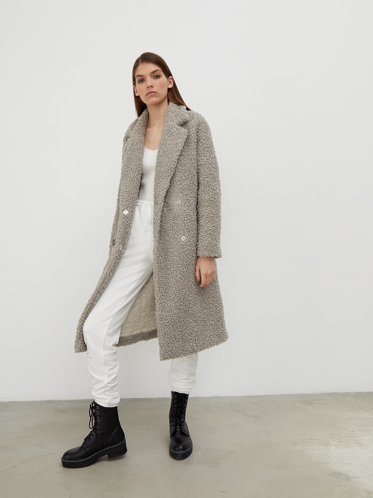 


Шуба чебурашка из мягкого кудрявого экомеха. Модель на двубортной застежке с широкими лацканами, воротником и прорезными карманами. Наполнитель из натуральной шерсти и полиэстера спасет от холода. Практичный и стильный выбор на каждый день.

Температурный режим: до -10 градусов

На модели размер XS/S