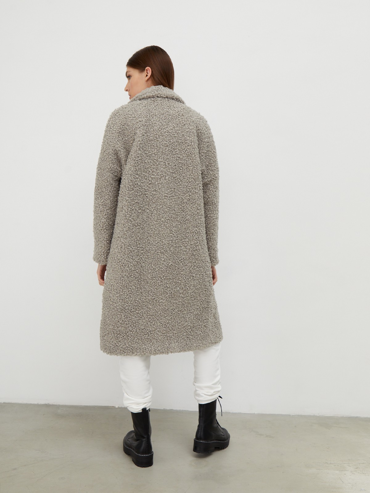 


Шуба чебурашка из мягкого кудрявого экомеха. Модель на двубортной застежке с широкими лацканами, воротником и прорезными карманами. Наполнитель из натуральной шерсти и полиэстера спасет от холода. Практичный и стильный выбор на каждый день.

Температурный режим: до -10 градусов

На модели размер XS/S