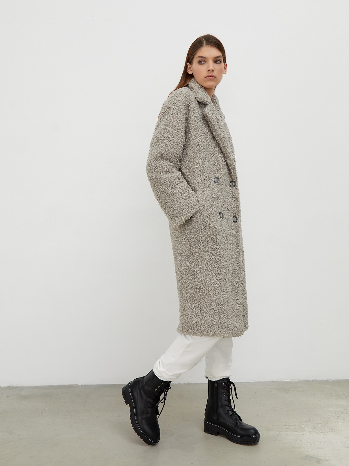 


Шуба чебурашка из мягкого кудрявого экомеха. Модель на двубортной застежке с широкими лацканами, воротником и прорезными карманами. Наполнитель из натуральной шерсти и полиэстера спасет от холода. Практичный и стильный выбор на каждый день.

Температурный режим: до -10 градусов

На модели размер XS/S