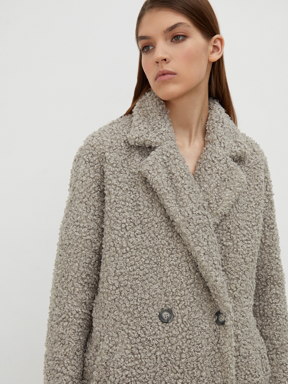 


Шуба чебурашка из мягкого кудрявого экомеха. Модель на двубортной застежке с широкими лацканами, воротником и прорезными карманами. Наполнитель из натуральной шерсти и полиэстера спасет от холода. Практичный и стильный выбор на каждый день.

Температурный режим: до -10 градусов

На модели размер XS/S