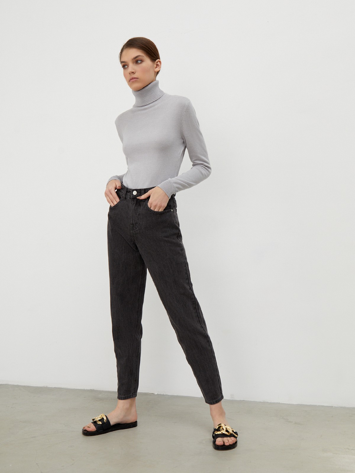 Вязаная водолазка, цвет: светло-серый Allweneed Классическая водолазка с длинным рукавом и высоким воротом. Отлично сочетается с брюками свободного кроя, юбками-карандаш и джинсами mom fit.
На модели размер XS