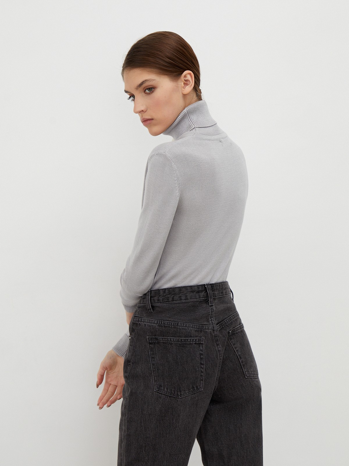 Вязаная водолазка, цвет: светло-серый Allweneed Классическая водолазка с длинным рукавом и высоким воротом. Отлично сочетается с брюками свободного кроя, юбками-карандаш и джинсами mom fit.
На модели размер XS