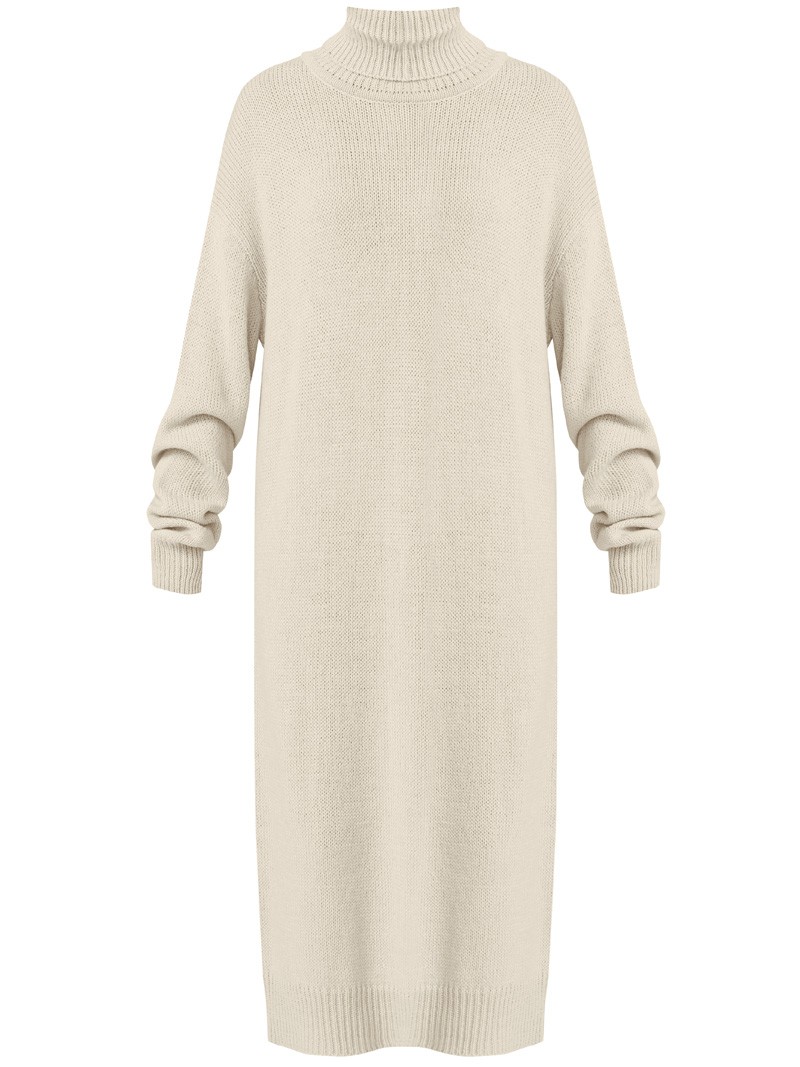 Трикотажное платье длины миди прямого кроя. Дополнено широким высоким воротом. По низу рукава и низу изделия притачан манжет, что создает удобство при ношении платья. Идеальный вариант для прохладных зимнихпрогулок и уютных посиделок с друзьями.

На модели размер one size