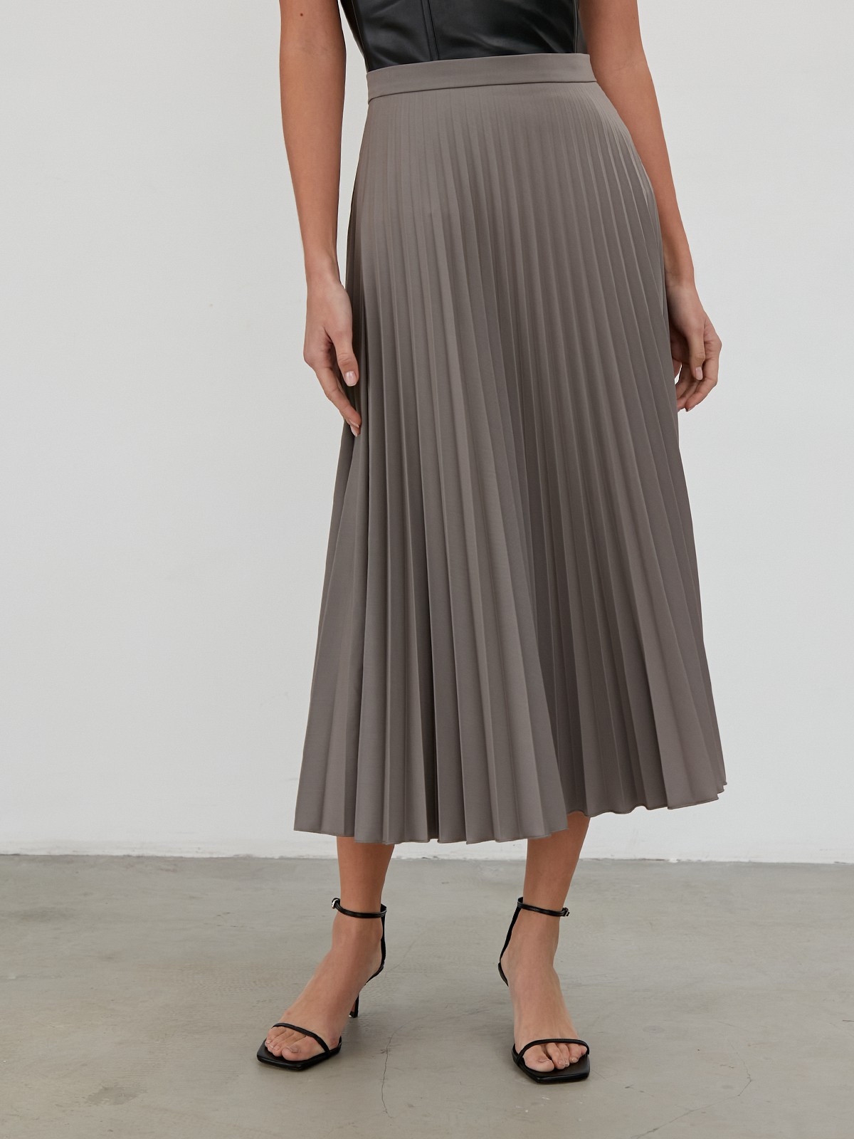 


Юбка-плиссе средней длины. Модель из костюмной ткани со средней посадкой на талии.

На модели размер S (серый и черный)

На модели размер XS (кэмел)

