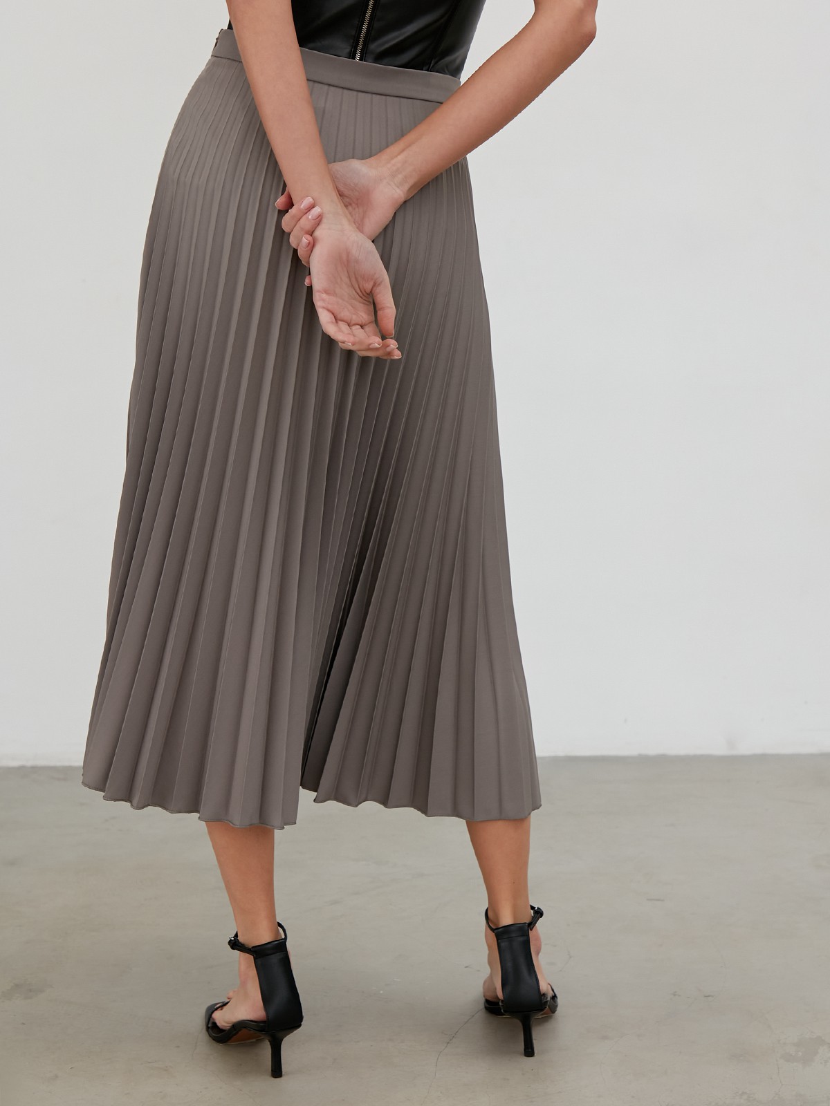 


Юбка-плиссе средней длины. Модель из костюмной ткани со средней посадкой на талии.

На модели размер S (серый и черный)

На модели размер XS (кэмел)

