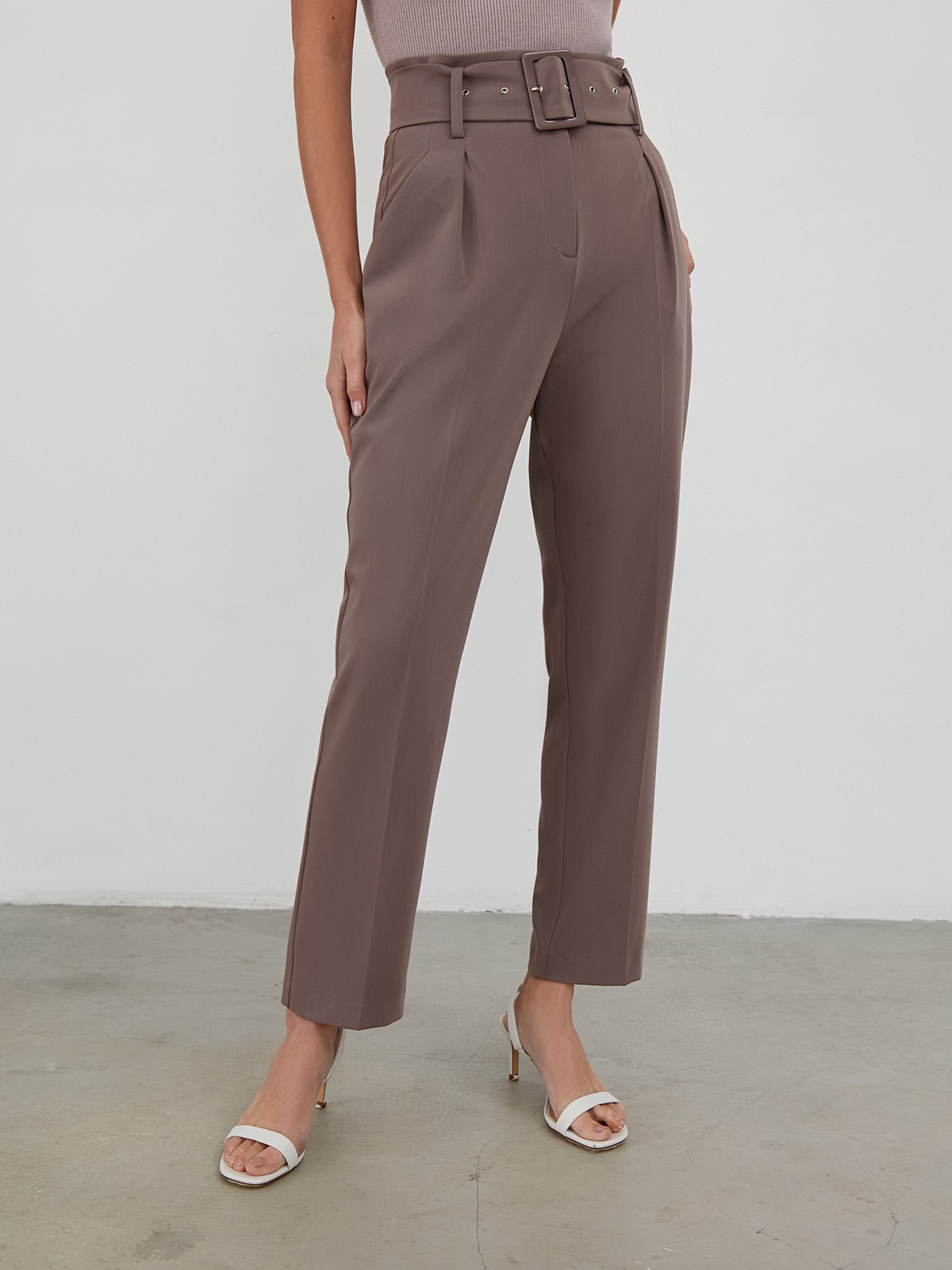 Брюки зауженные с завышенной посадкой, цвет: какао Allweneed
Брюки из костюмной ткани с завышенной посадкой и поясом с обтяжной пряжкой, акцентирующим талию. Стрелки вытягивают силуэт, а укороченный крой привлекает внимание к изящным щиколоткам. Носите с однотонным жакетом в комплекте.
На модели размер XS