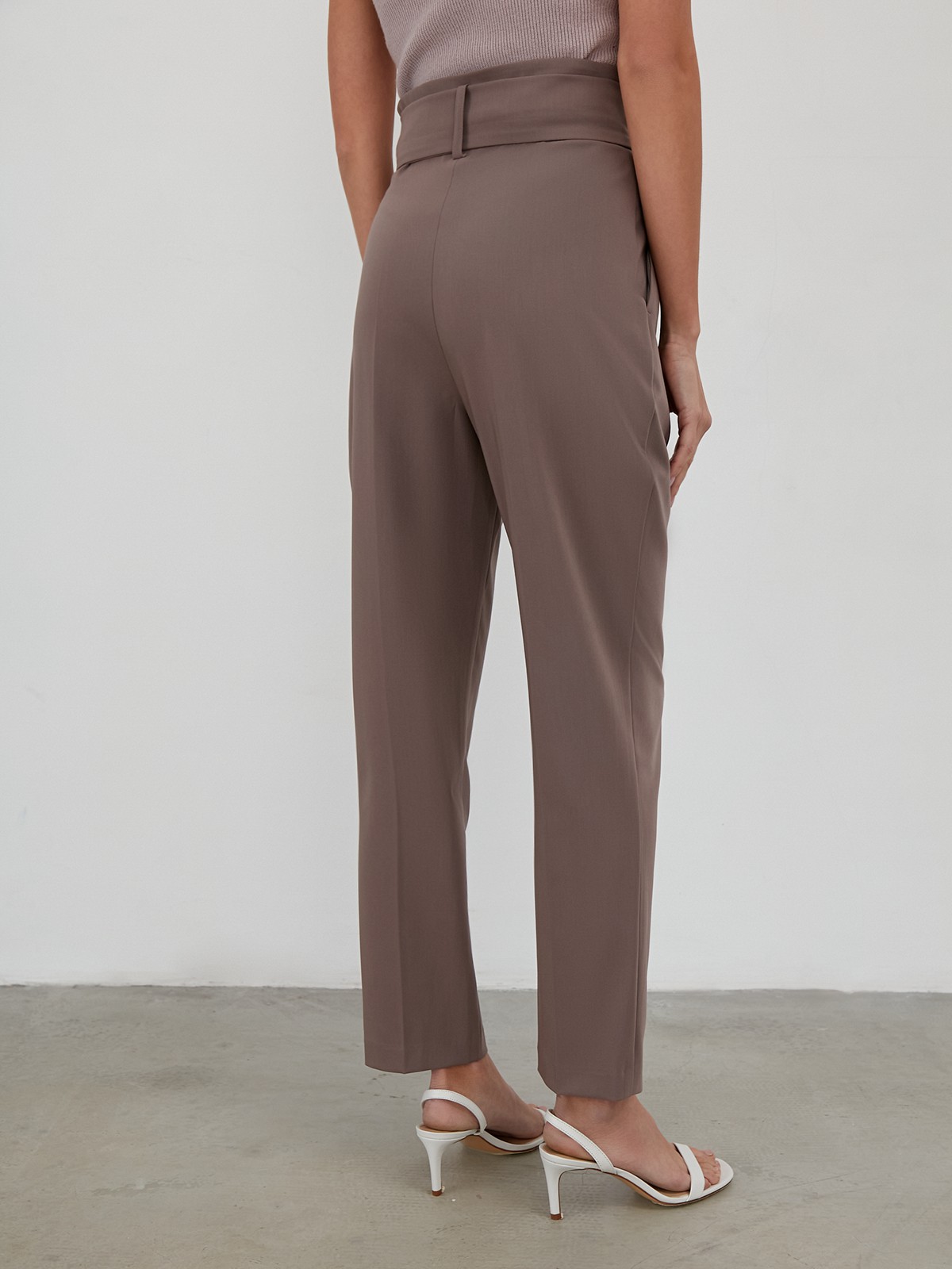 Брюки зауженные с завышенной посадкой, цвет: какао Allweneed
Брюки из костюмной ткани с завышенной посадкой и поясом с обтяжной пряжкой, акцентирующим талию. Стрелки вытягивают силуэт, а укороченный крой привлекает внимание к изящным щиколоткам. Носите с однотонным жакетом в комплекте.
На модели размер XS