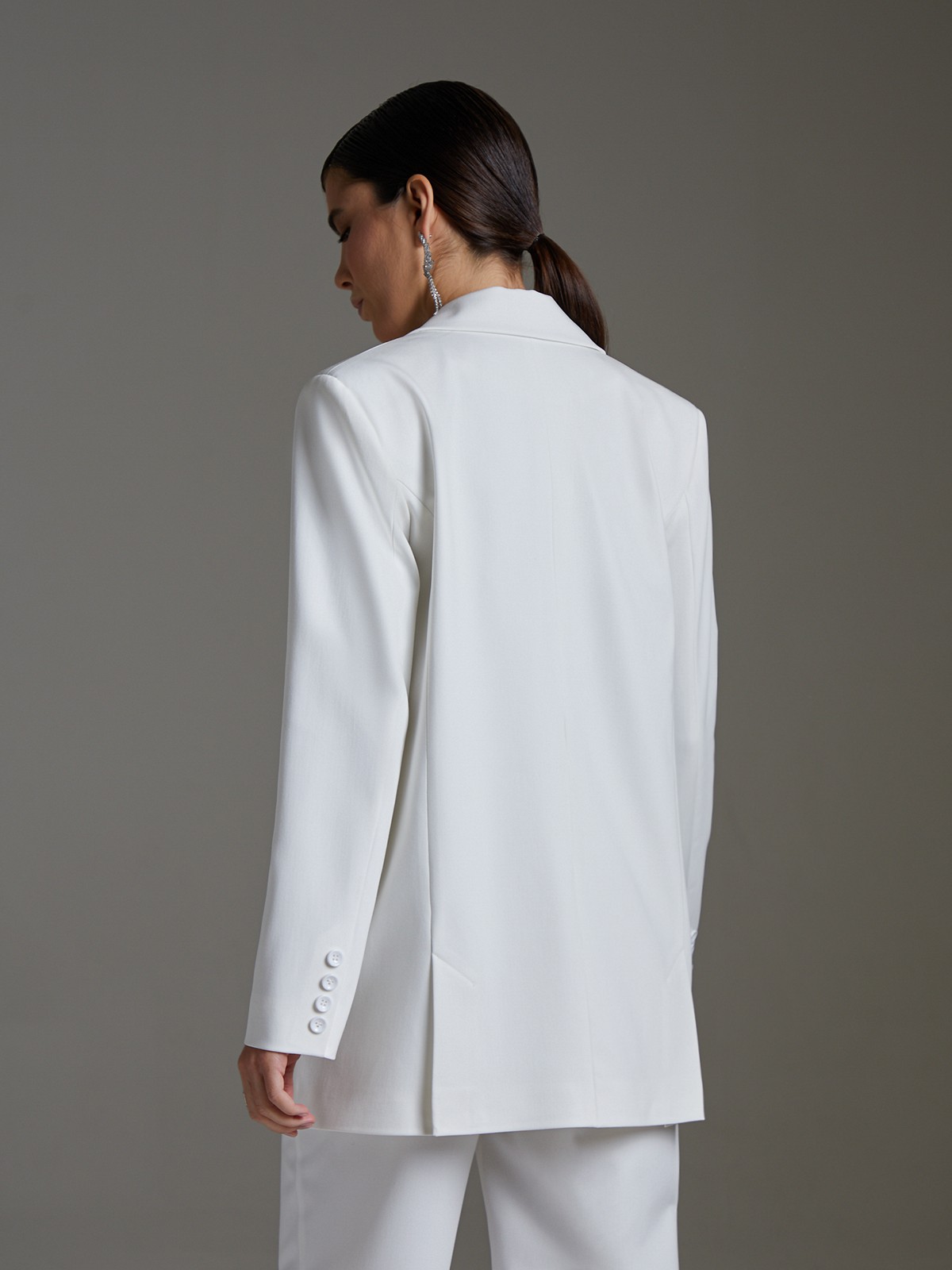 


Двубортный жакет оверсайз кроя с широкой плечевой линией. Элегантная модель с широкими лацканами, карманными клапанами и шлицей сзади. Классика вне времени и долгосрочная инвестиция в гардероб.

На модели размер XS