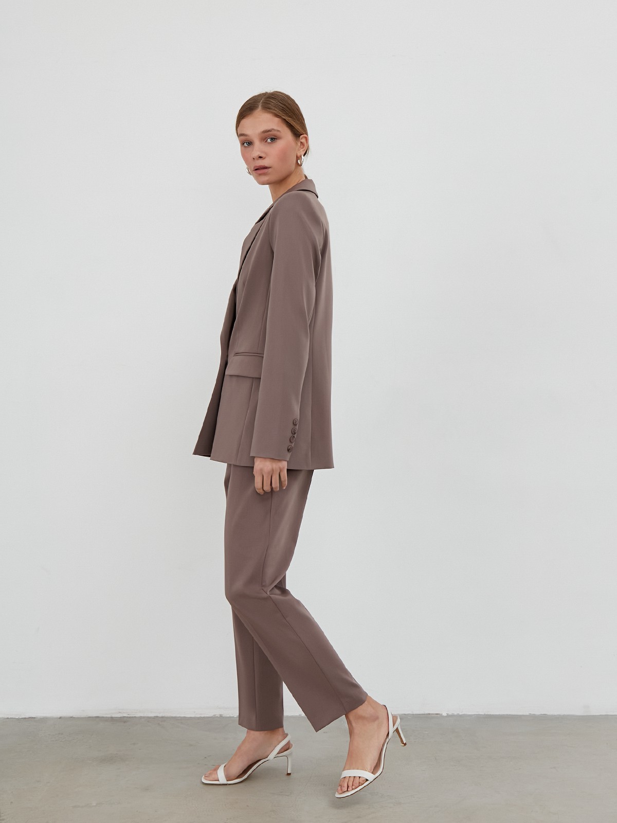 Брюки зауженные с завышенной посадкой, цвет: какао Allweneed
Брюки из костюмной ткани с завышенной посадкой и поясом с обтяжной пряжкой, акцентирующим талию. Стрелки вытягивают силуэт, а укороченный крой привлекает внимание к изящным щиколоткам. Носите с однотонным жакетом в комплекте.
На модели размер XS