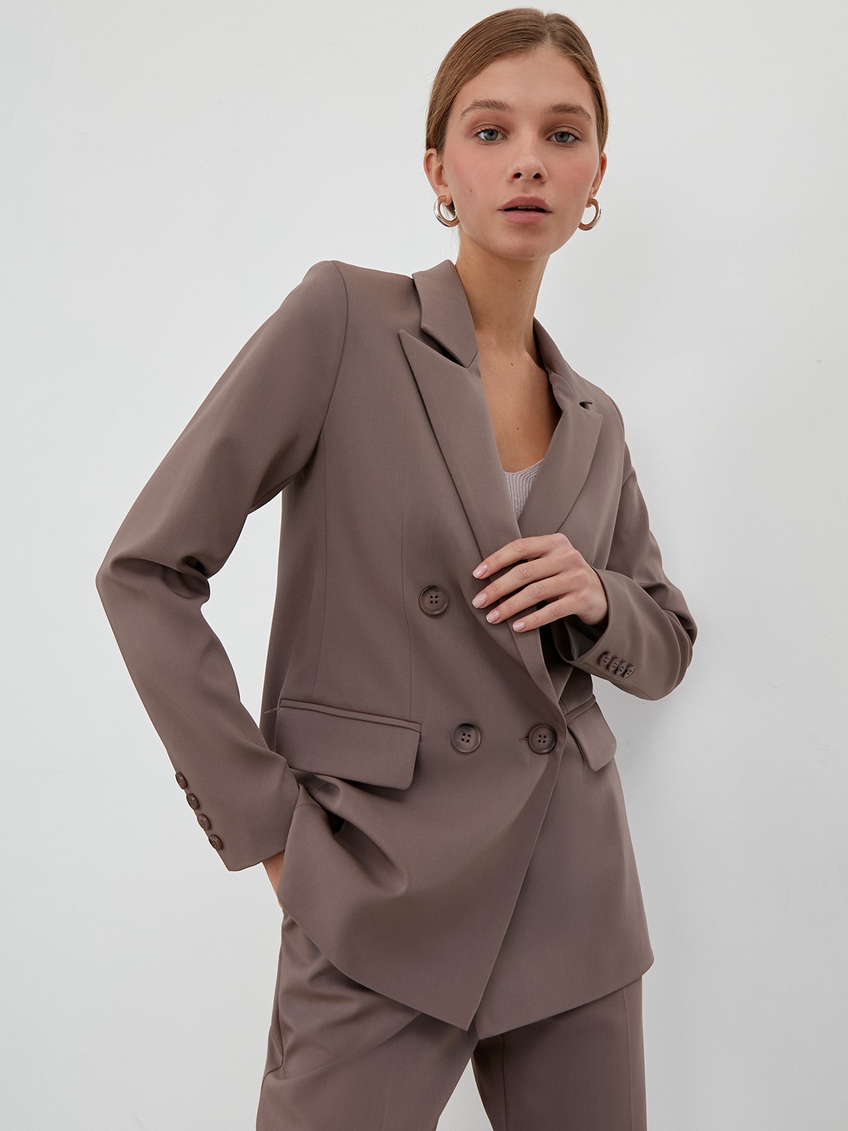 


Костюмный жакет двубортного кроя оформлен острыми лацканами иклапанами на карманах. Универсальный предмет гардероба, который завершит как деловой образ с брюками в тон, так и романтичный - с женственным платьем.

На модели размер S