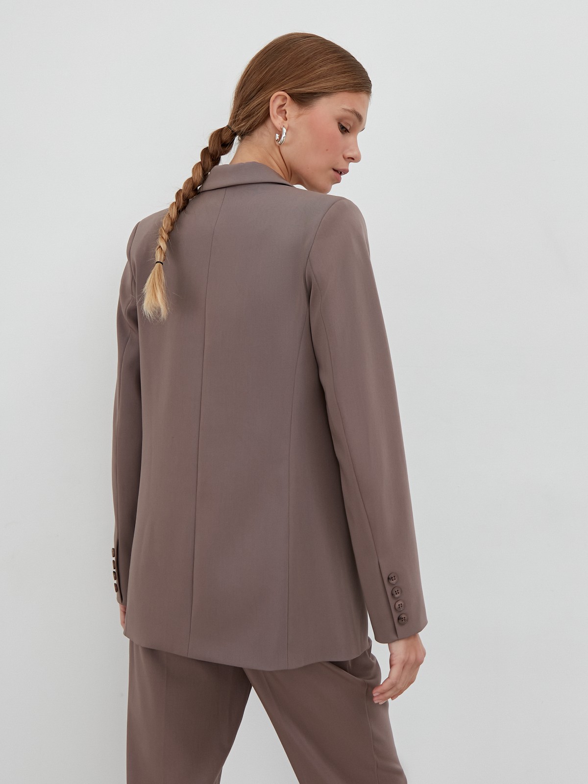 


Костюмный жакет двубортного кроя оформлен острыми лацканами иклапанами на карманах. Универсальный предмет гардероба, который завершит как деловой образ с брюками в тон, так и романтичный - с женственным платьем.

На модели размер S