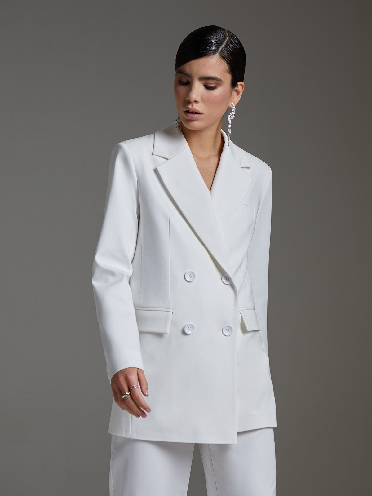 


Двубортный жакет оверсайз кроя с широкой плечевой линией. Элегантная модель с широкими лацканами, карманными клапанами и шлицей сзади. Классика вне времени и долгосрочная инвестиция в гардероб.

На модели размер XS