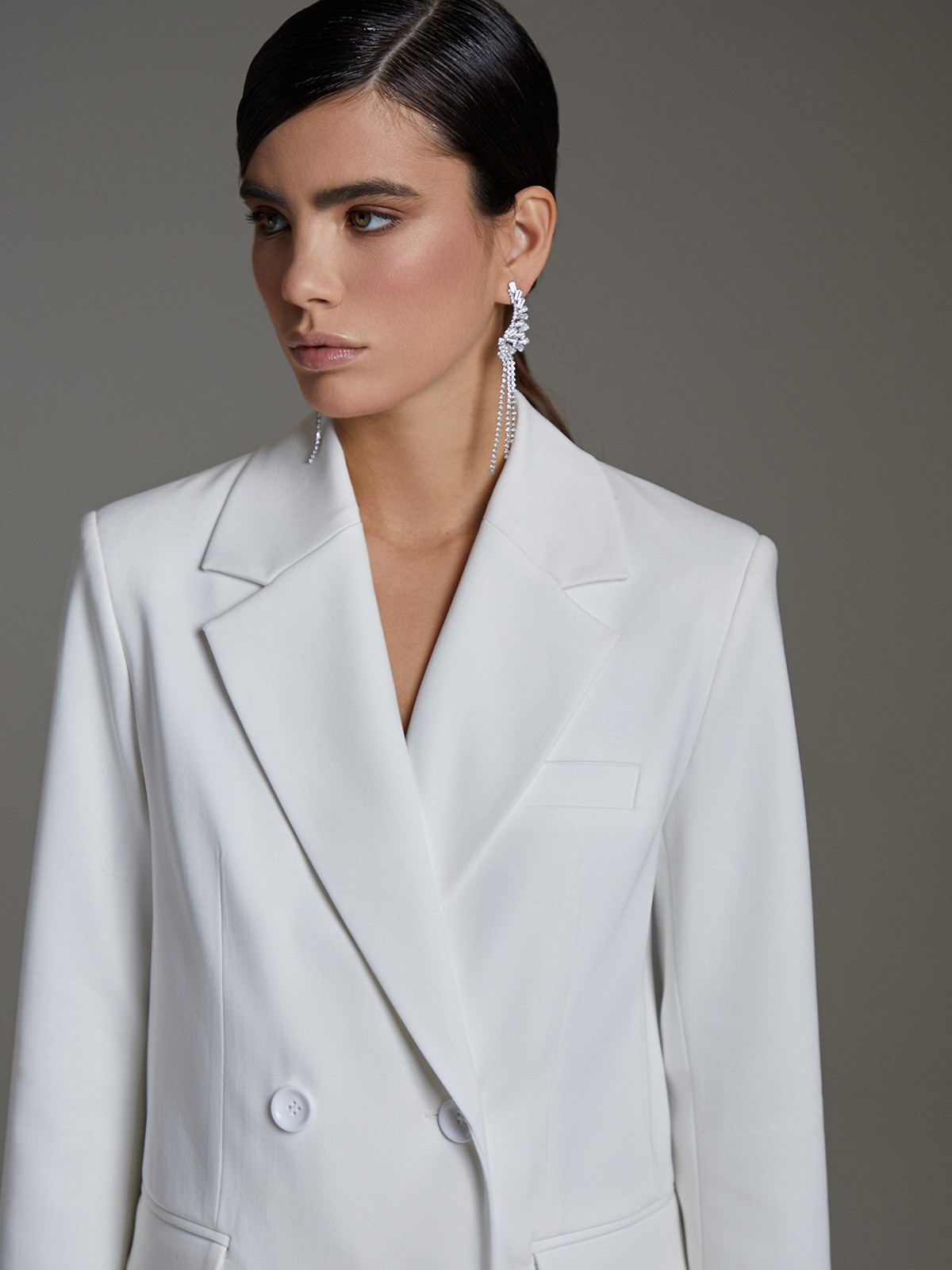 


Двубортный жакет оверсайз кроя с широкой плечевой линией. Элегантная модель с широкими лацканами, карманными клапанами и шлицей сзади. Классика вне времени и долгосрочная инвестиция в гардероб.

На модели размер XS