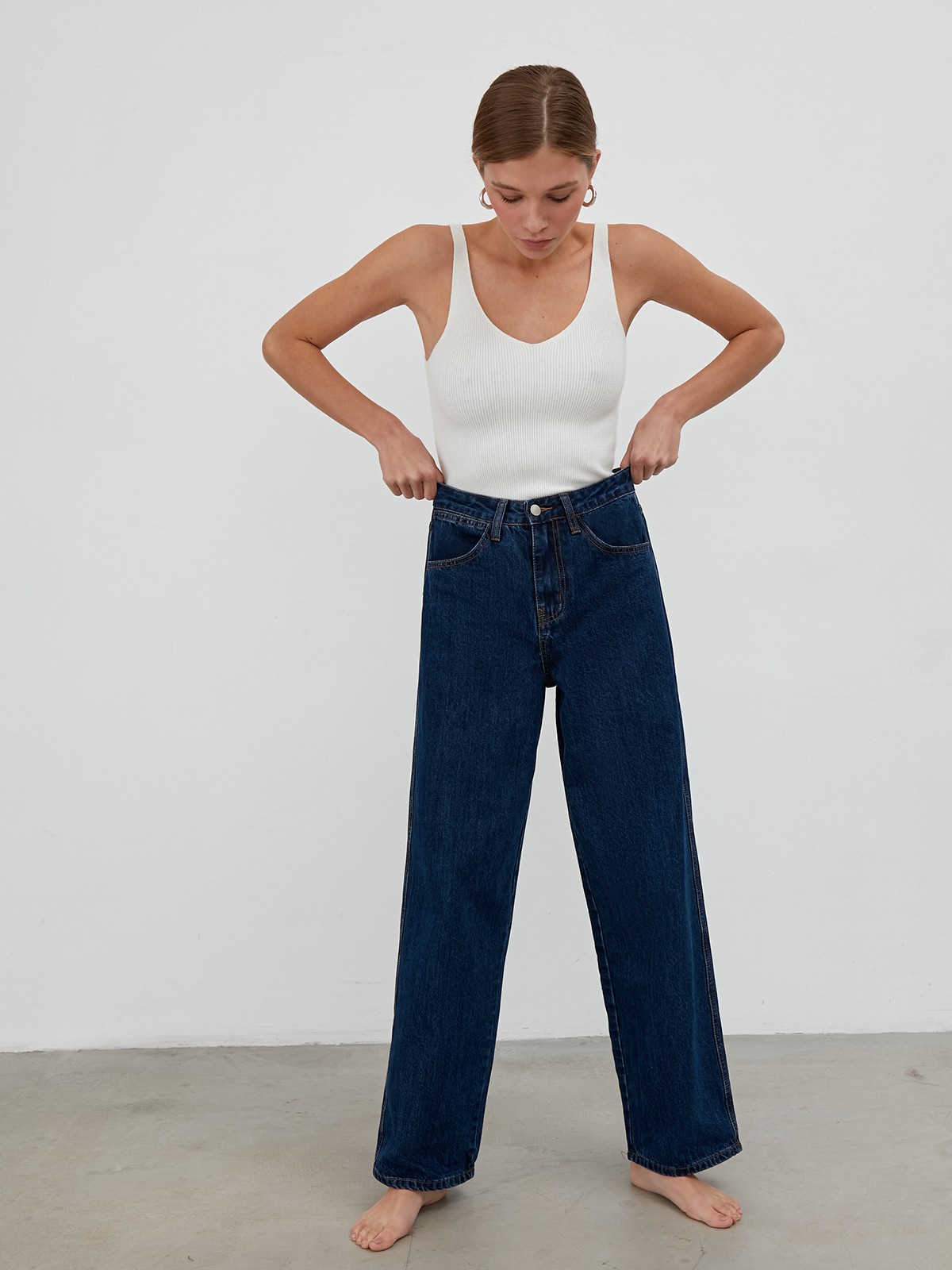 


Джинсы из премиального денима классическихоттенков. Модель прямого кроя с высокой посадкой на талии.

На модели размер S