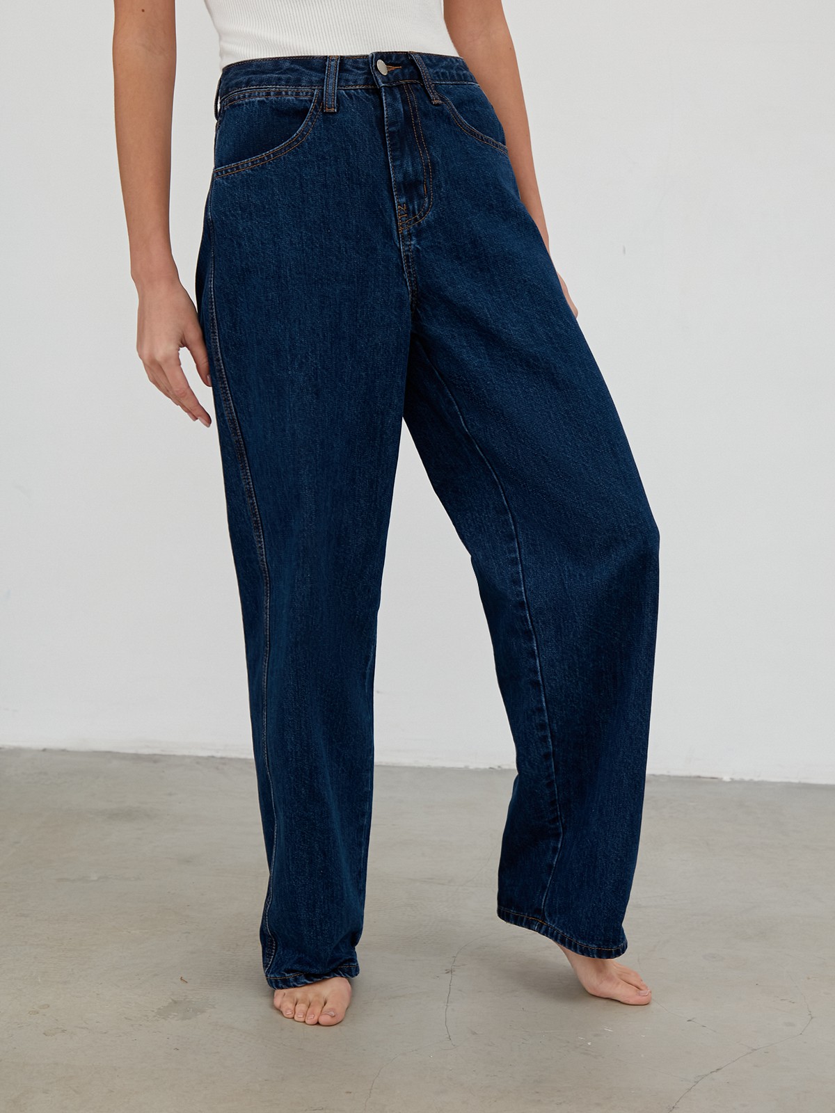 


Джинсы из премиального денима классическихоттенков. Модель прямого кроя с высокой посадкой на талии.

На модели размер S