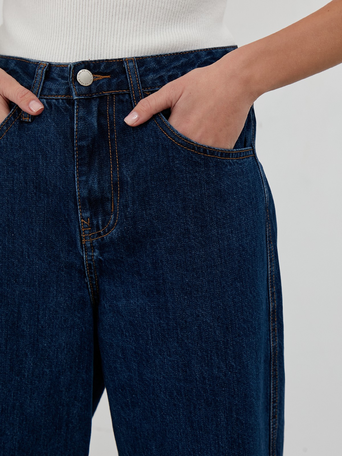 


Джинсы из премиального денима классическихоттенков. Модель прямого кроя с высокой посадкой на талии.

На модели размер S