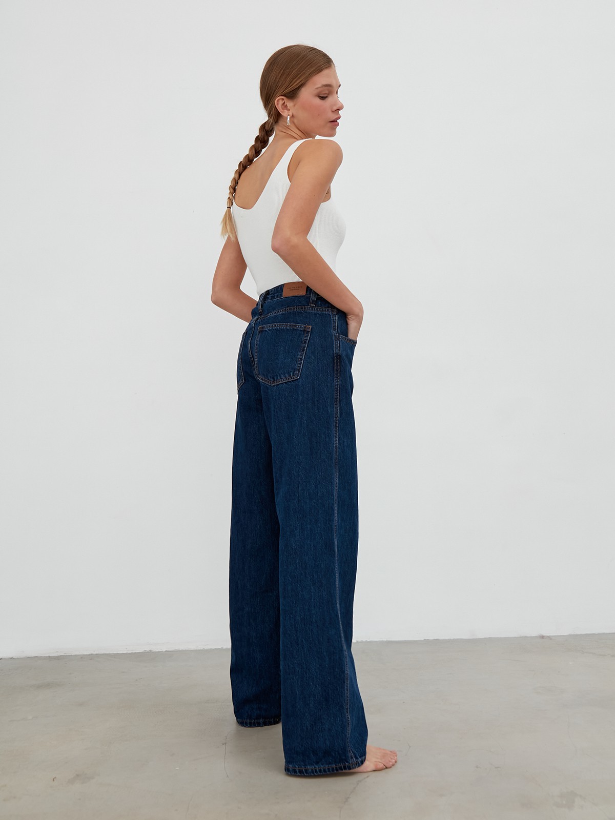 


Джинсы из премиального денима классическихоттенков. Модель прямого кроя с высокой посадкой на талии.

На модели размер S