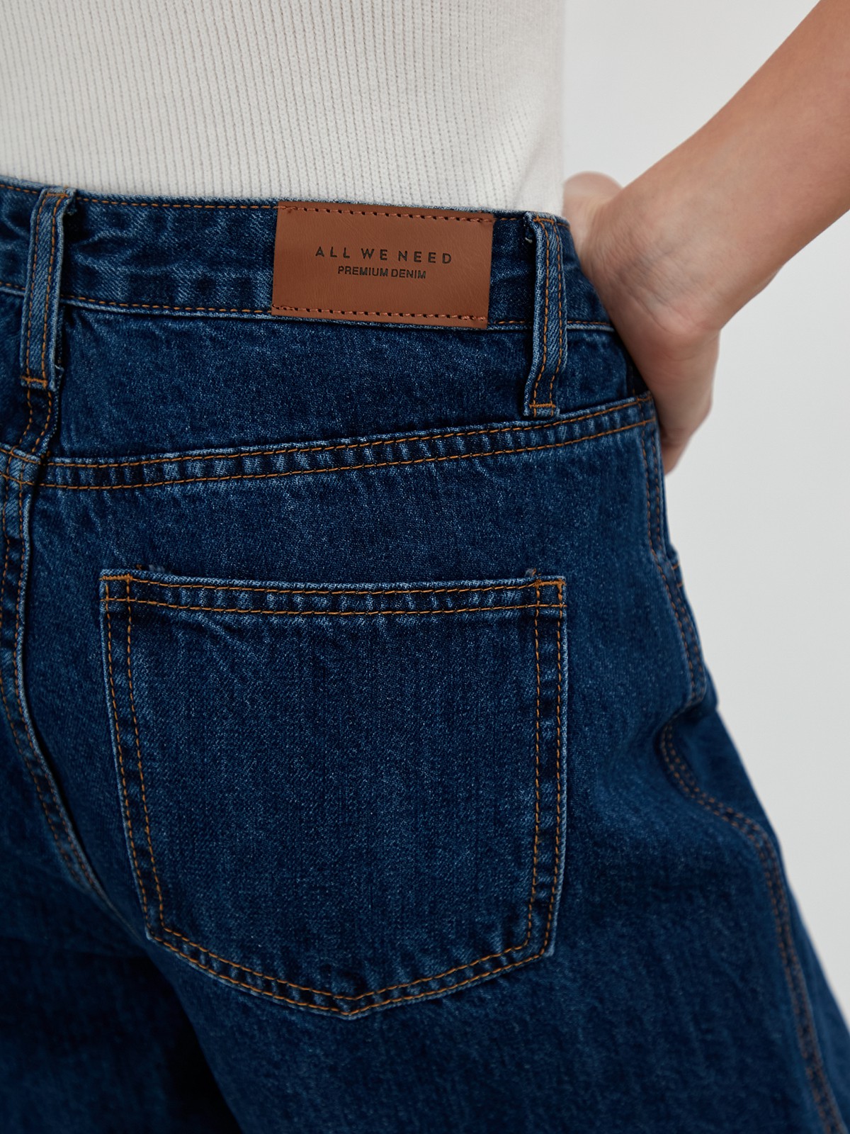 


Джинсы из премиального денима классическихоттенков. Модель прямого кроя с высокой посадкой на талии.

На модели размер S