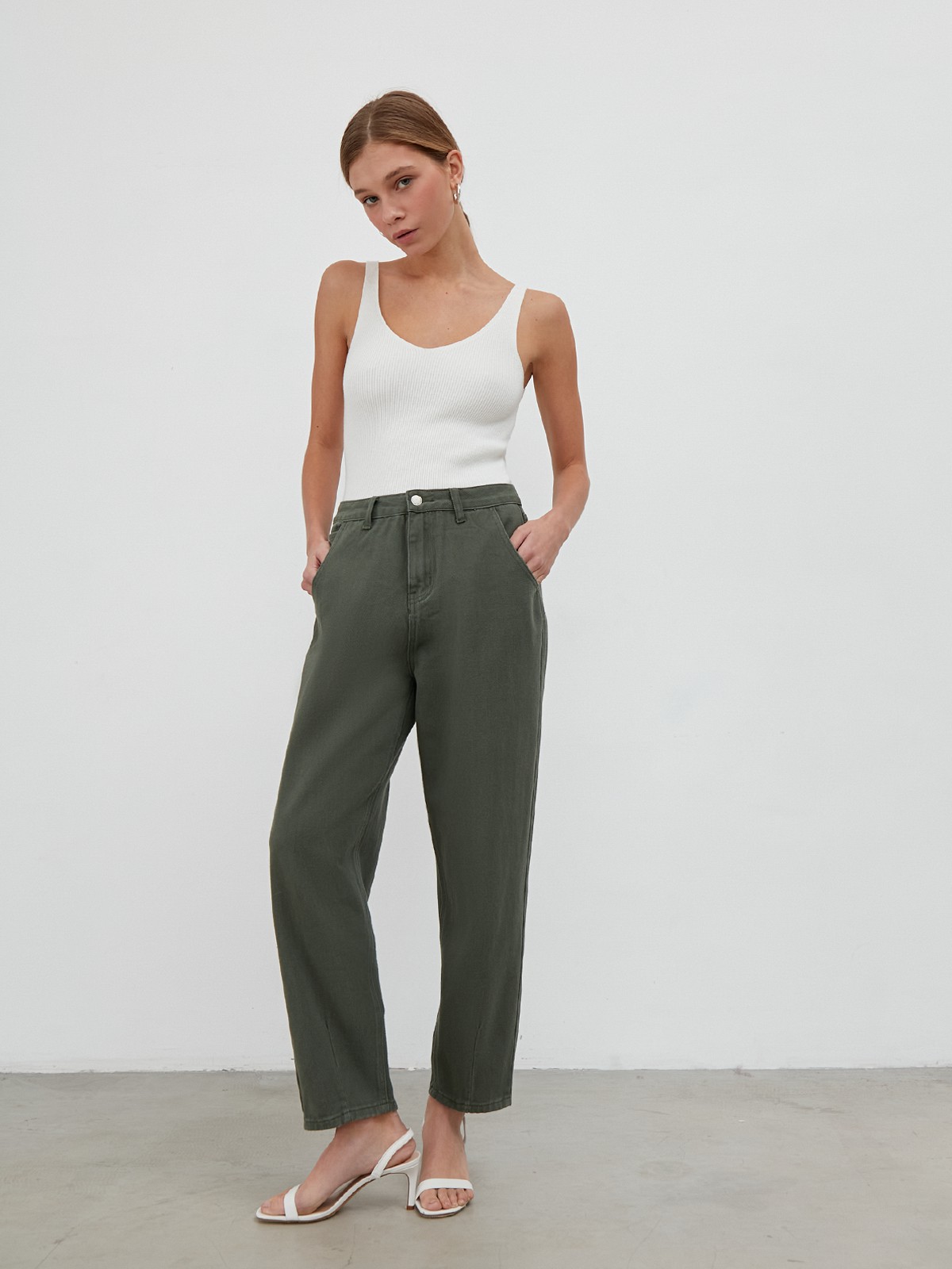 Джинсы SLOUCHY с высокой посадкой, цвет: хаки Allweneed
Джинсы SLOUCHY объемного кроя с высокой посадкой на талии. Комфортная и практичная модель для повседневной носки.
На модели размер XS