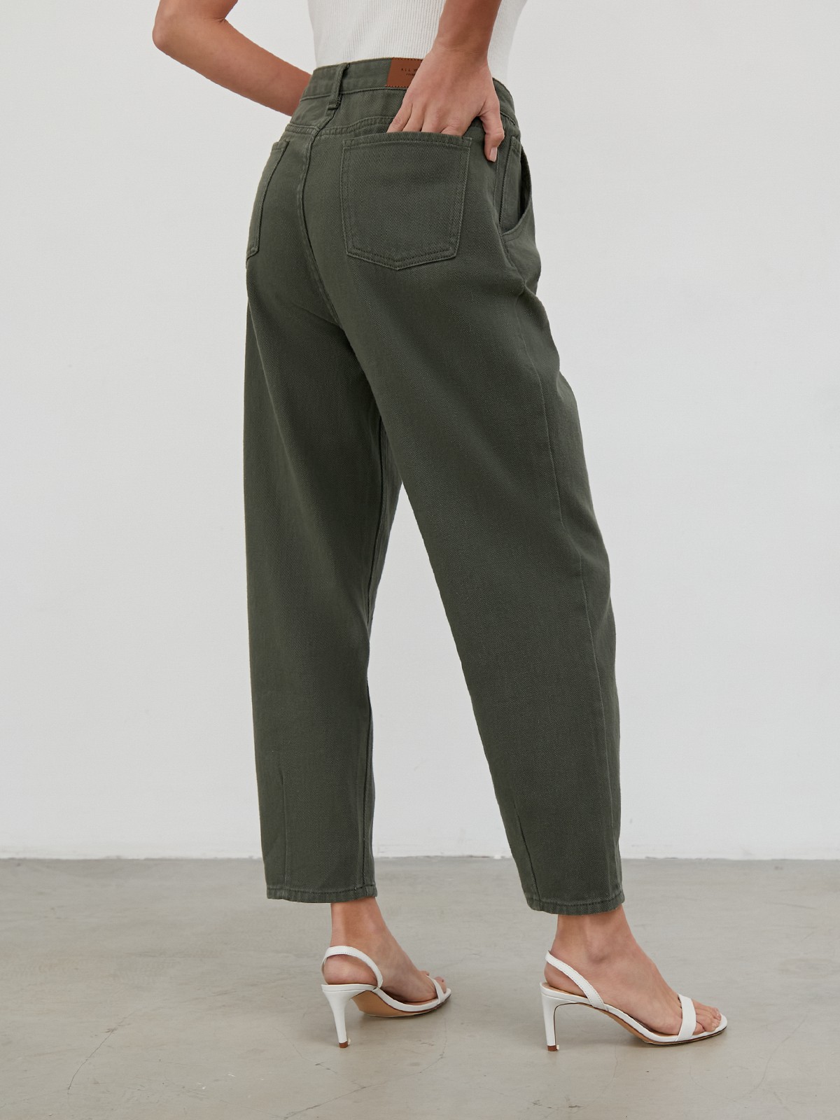 Джинсы SLOUCHY с высокой посадкой, цвет: хаки Allweneed
Джинсы SLOUCHY объемного кроя с высокой посадкой на талии. Комфортная и практичная модель для повседневной носки.
На модели размер XS