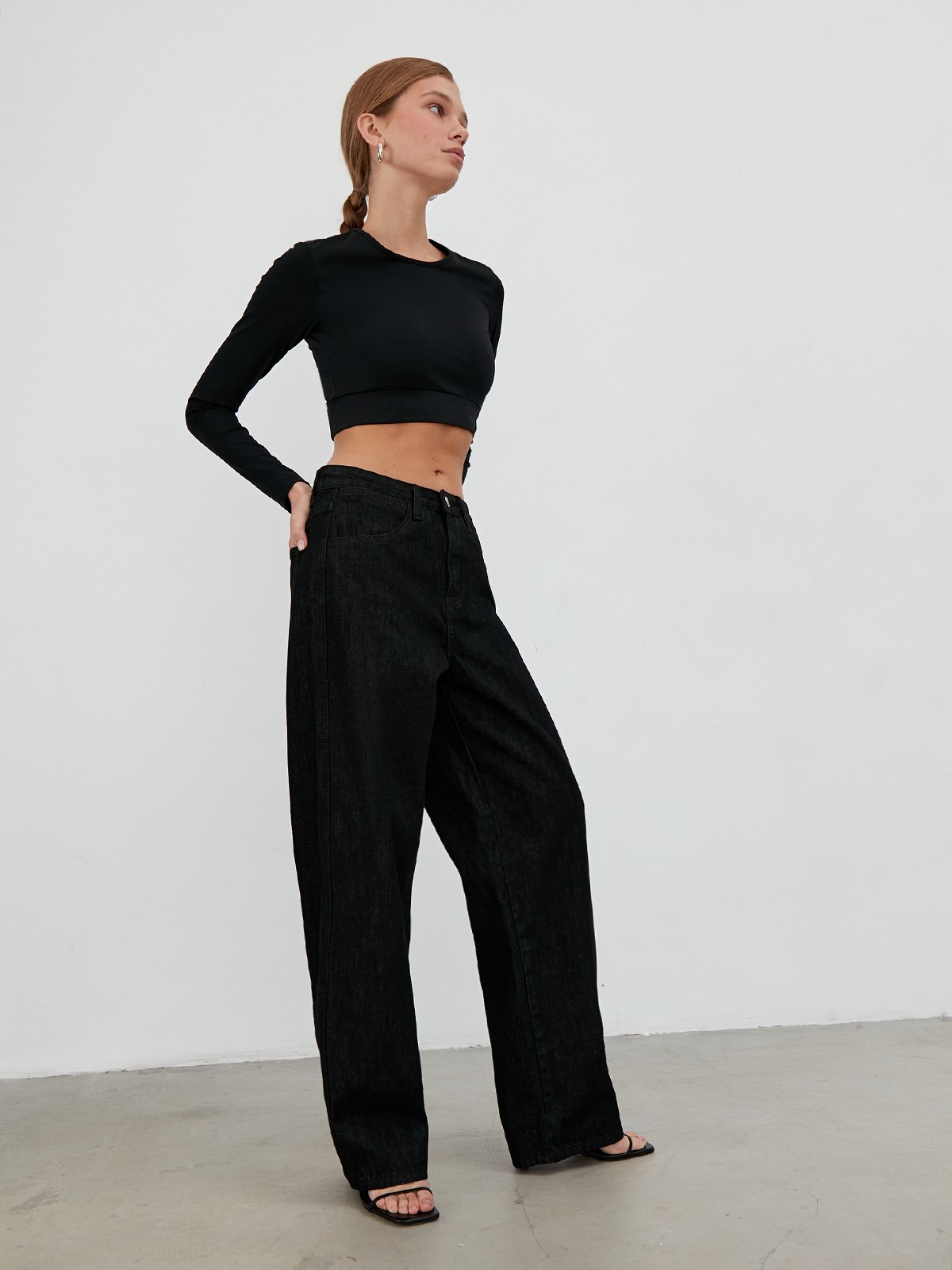 


Джинсы из премиального денима классическихоттенков. Модель прямого кроя с высокой посадкой на талии.

На модели размер S