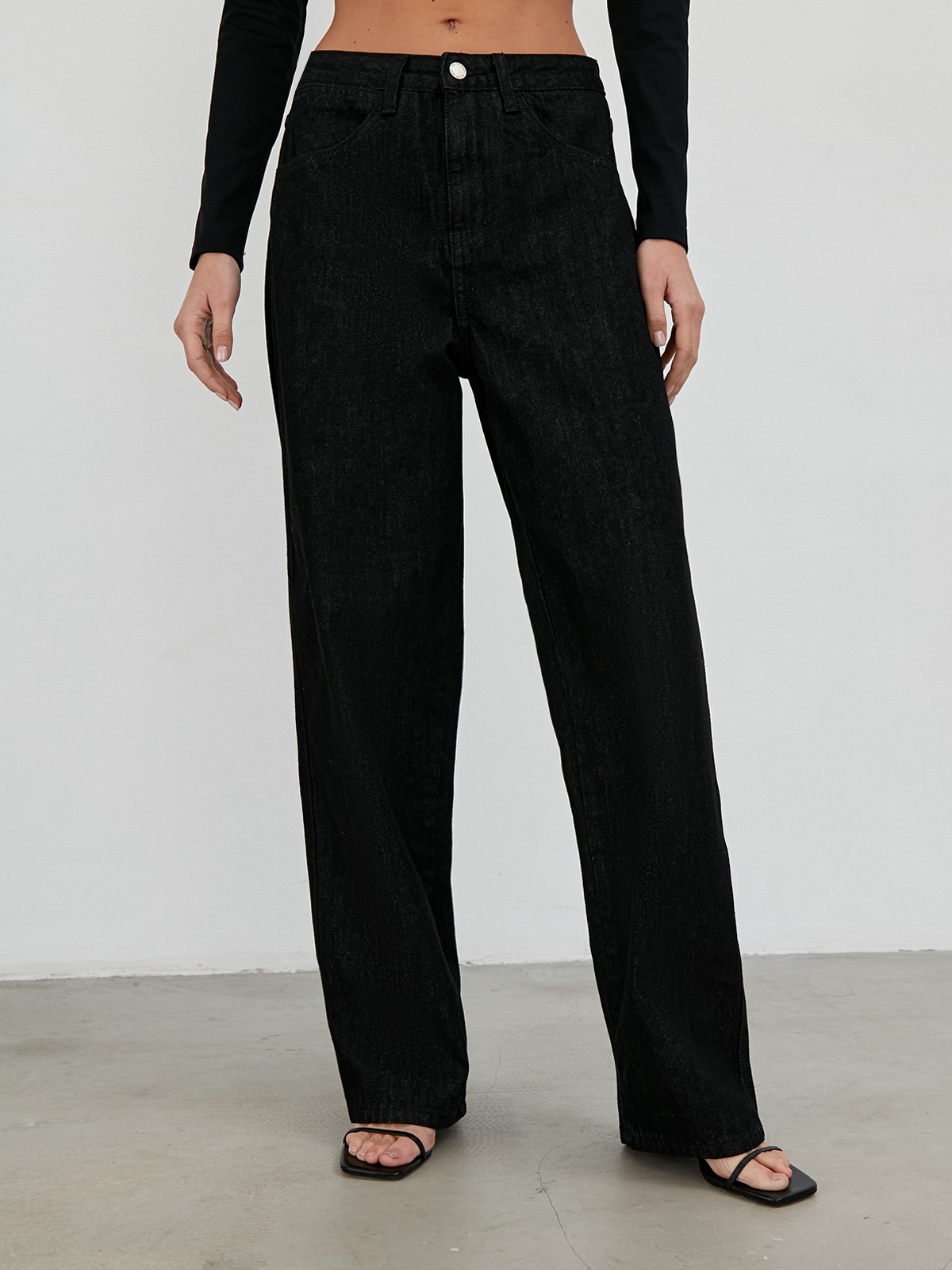 


Джинсы из премиального денима классическихоттенков. Модель прямого кроя с высокой посадкой на талии.

На модели размер S