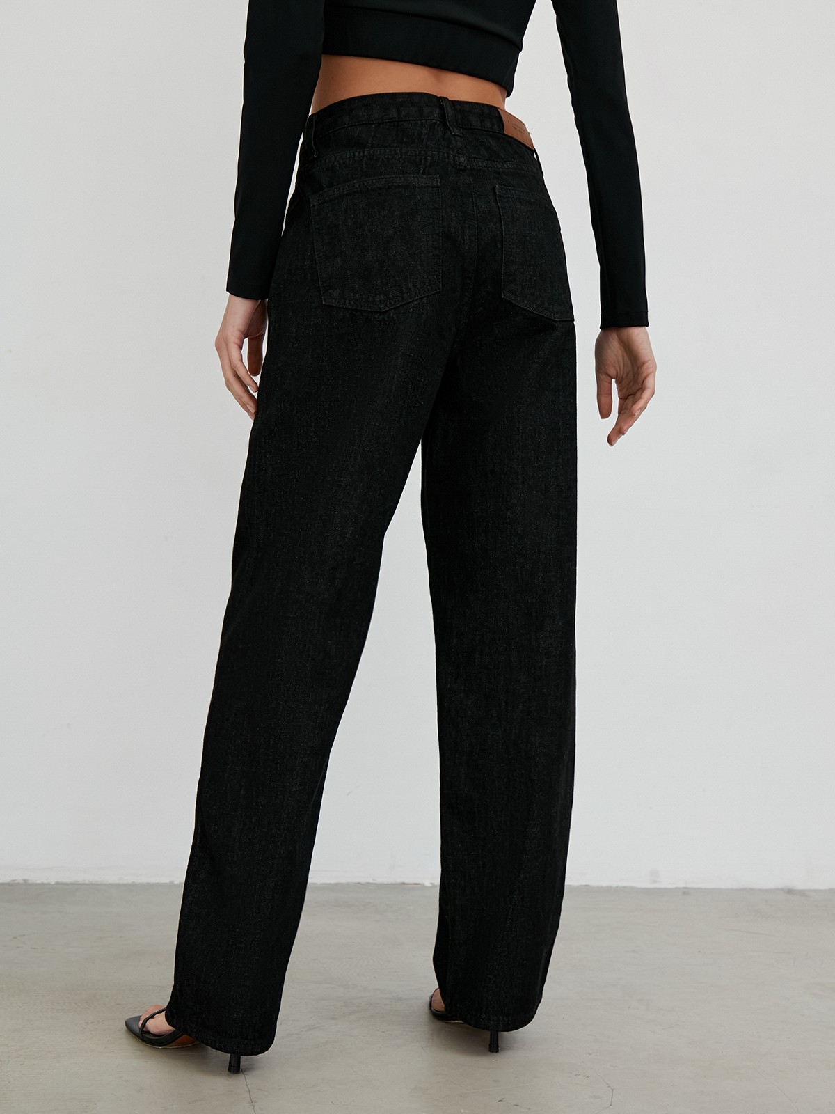 


Джинсы из премиального денима классическихоттенков. Модель прямого кроя с высокой посадкой на талии.

На модели размер S