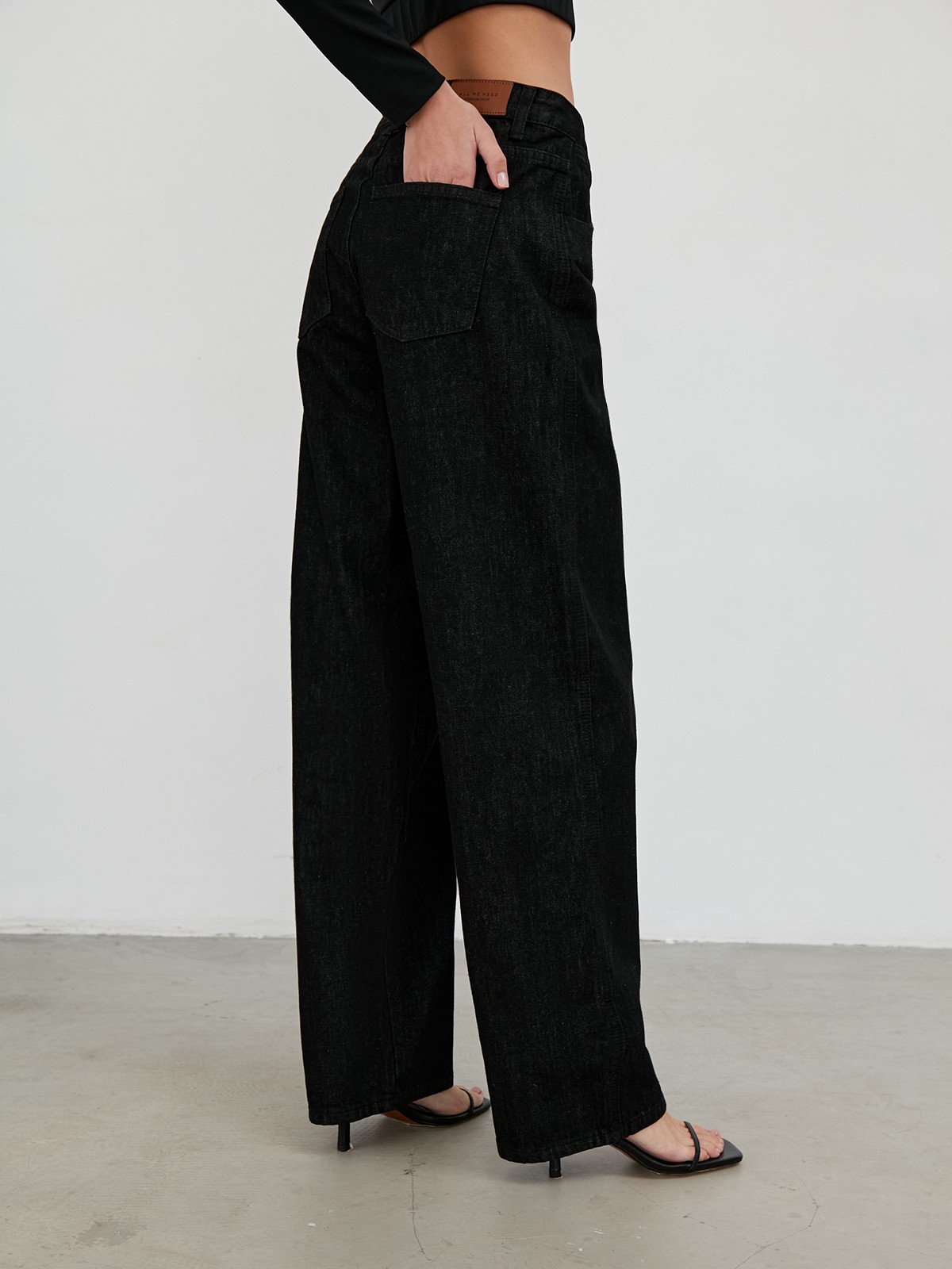 


Джинсы из премиального денима классическихоттенков. Модель прямого кроя с высокой посадкой на талии.

На модели размер S