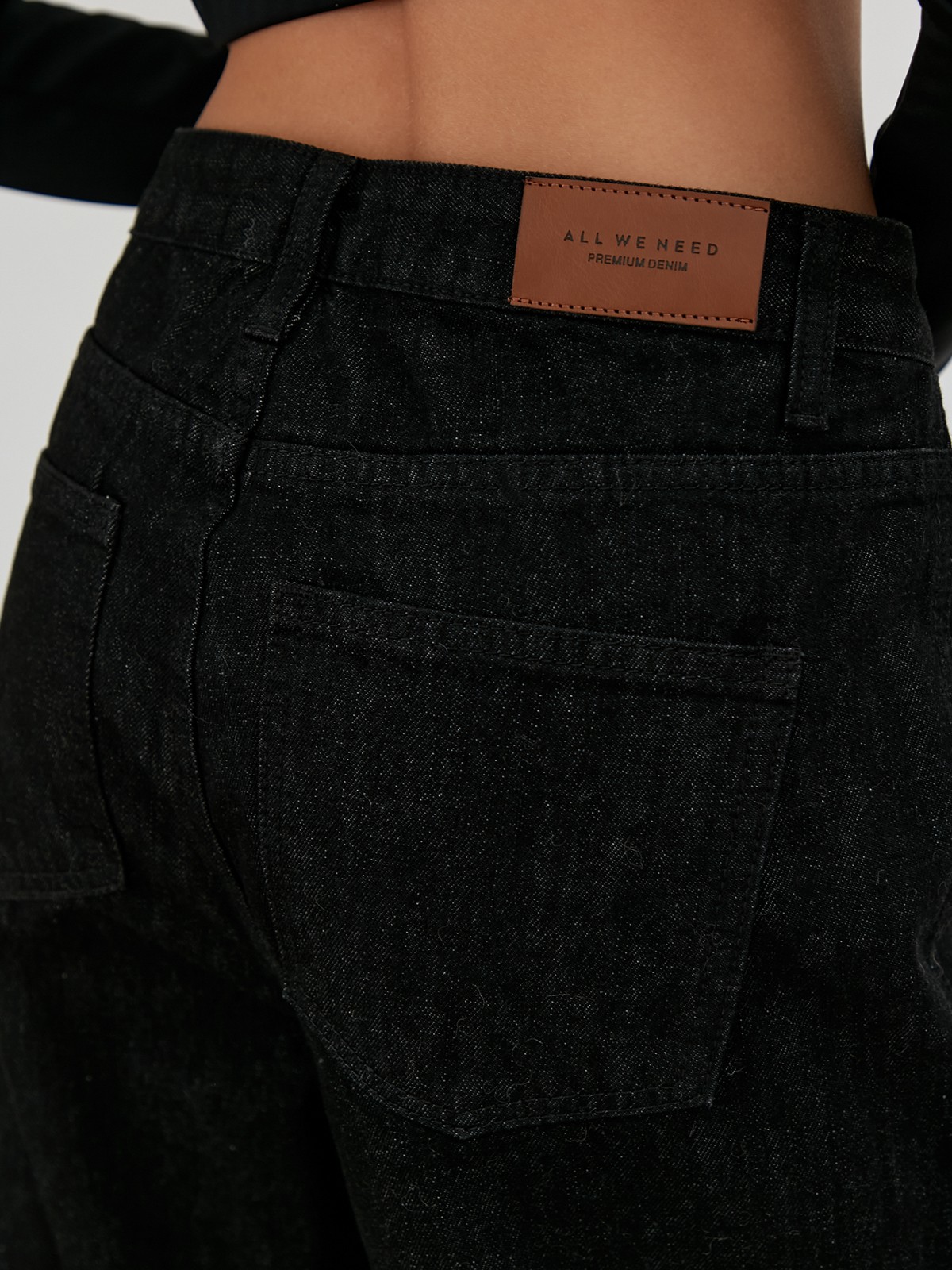 


Джинсы из премиального денима классическихоттенков. Модель прямого кроя с высокой посадкой на талии.

На модели размер S