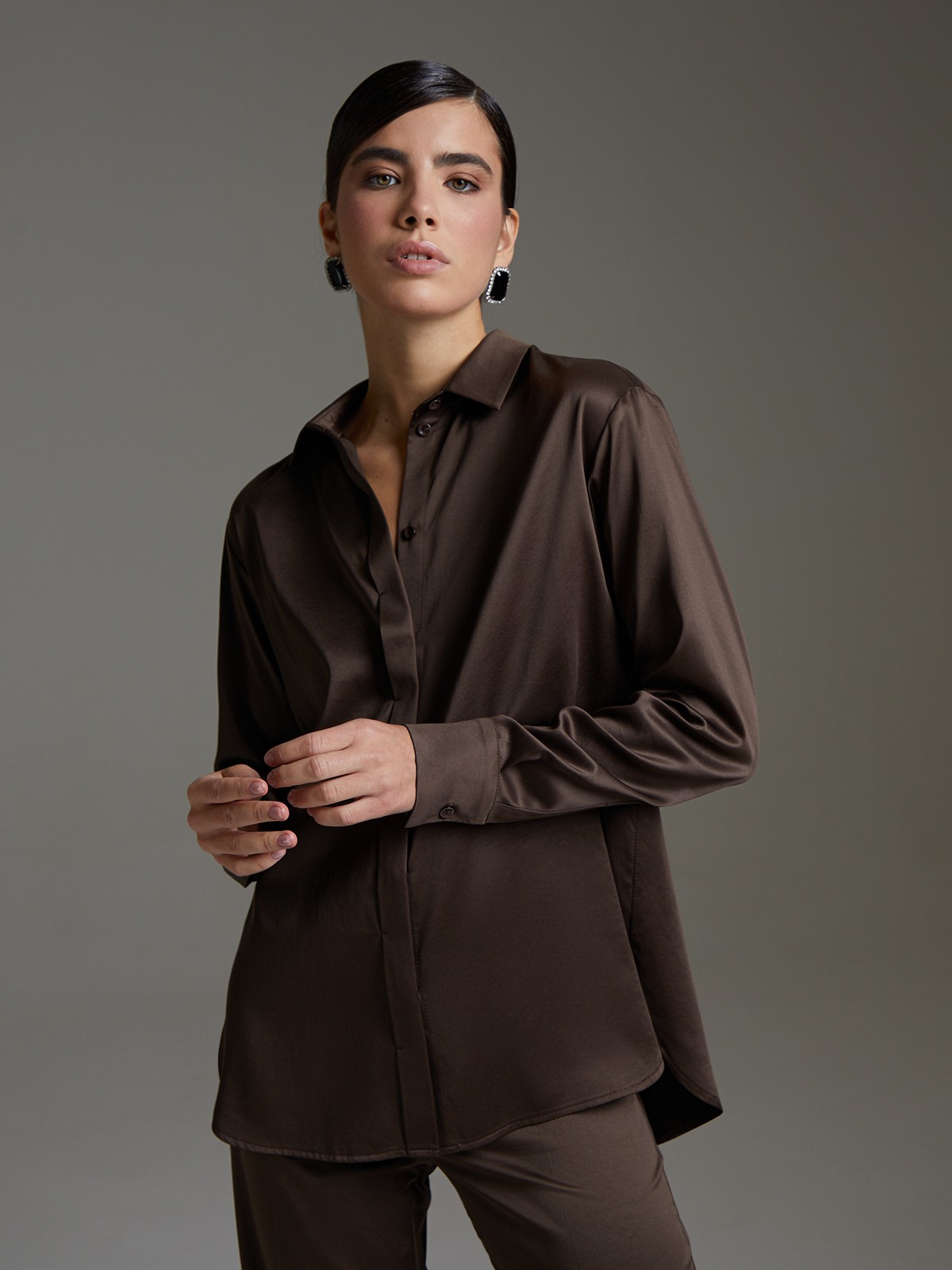 


Рубашка классического кроя выполнена из нежного вискозного атласа. Модель акцентирована отложным воротником, планкой-застежкой и классическими манжетами.

На модели размер XS