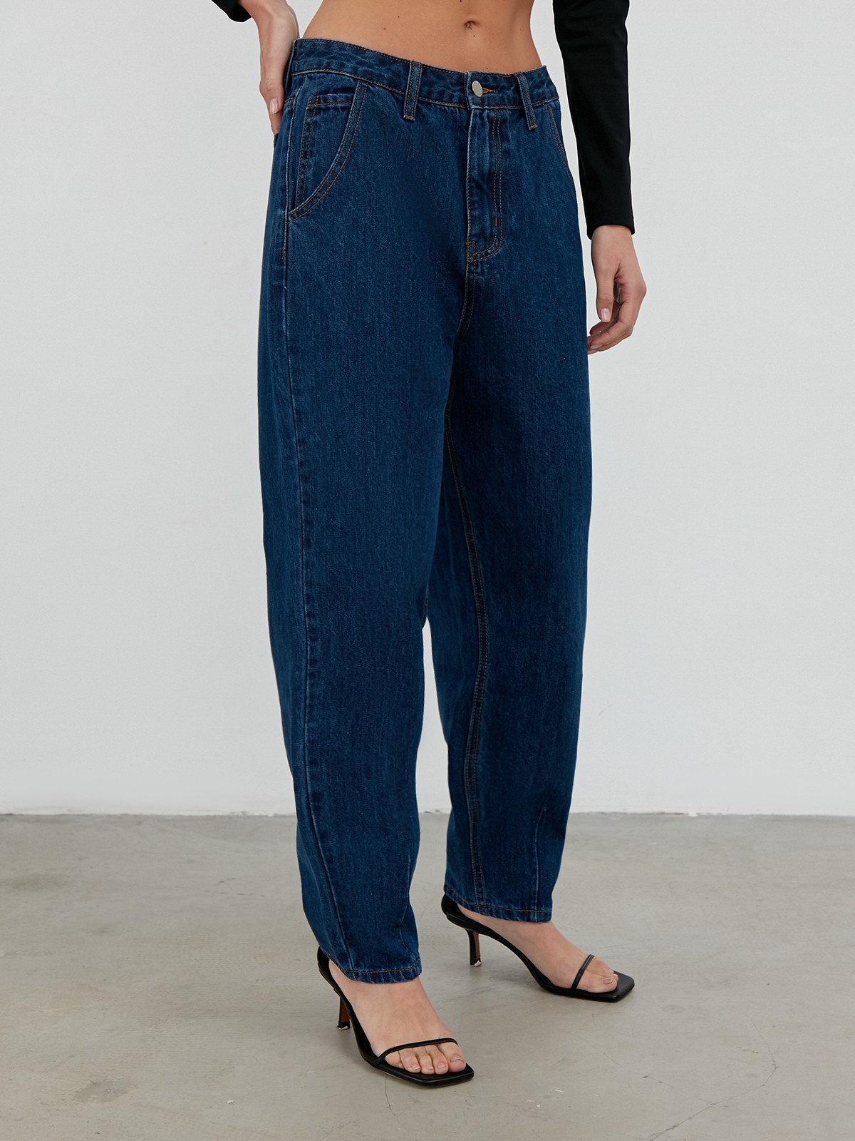 


Джинсы SLOUCHY объемного кроя с высокой посадкой на талии. Комфортная и практичная модель для повседневной носки.

На модели размер XS