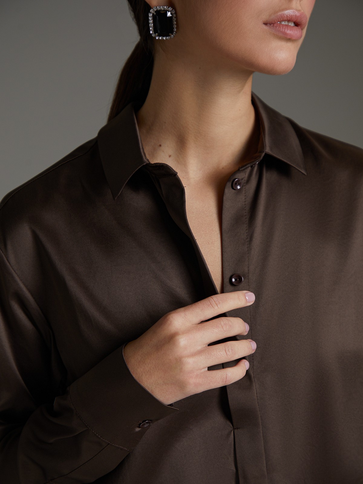 


Рубашка классического кроя выполнена из нежного вискозного атласа. Модель акцентирована отложным воротником, планкой-застежкой и классическими манжетами.

На модели размер XS