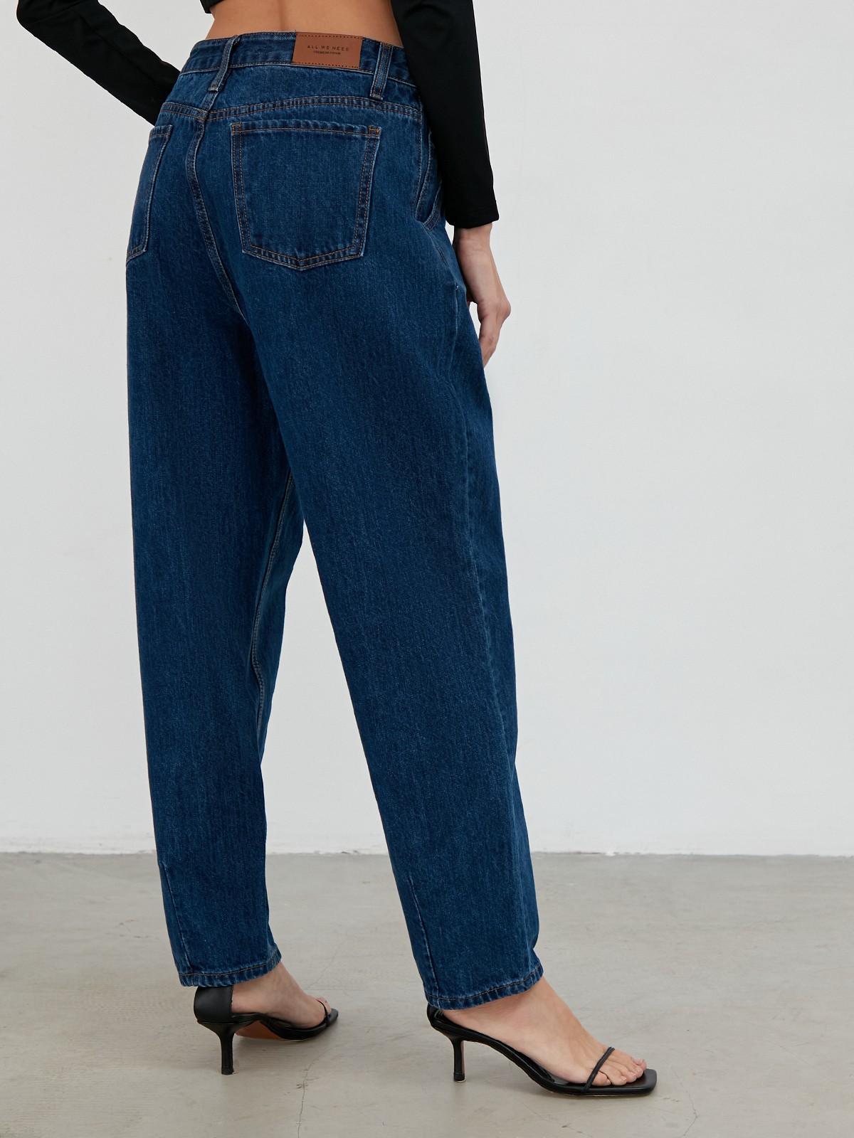 


Джинсы SLOUCHY объемного кроя с высокой посадкой на талии. Комфортная и практичная модель для повседневной носки.

На модели размер XS