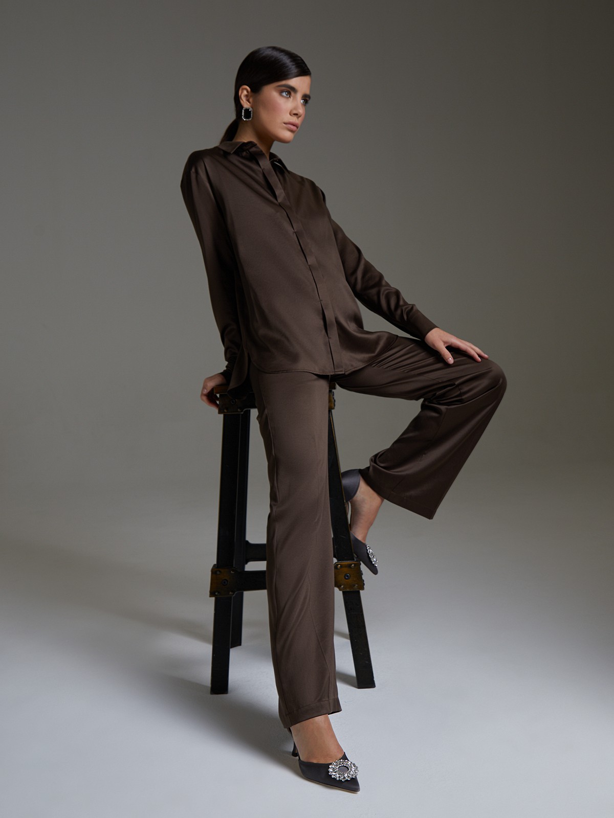 


Рубашка классического кроя выполнена из нежного вискозного атласа. Модель акцентирована отложным воротником, планкой-застежкой и классическими манжетами.

На модели размер XS