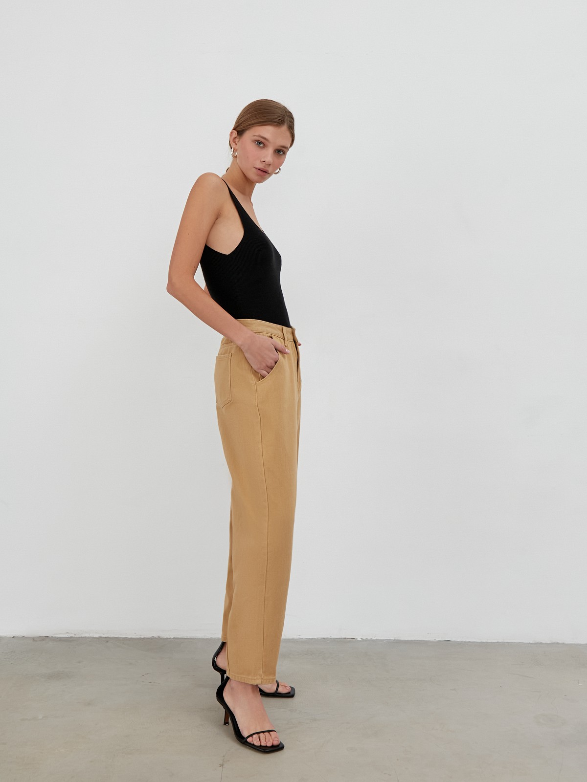 Джинсы SLOUCHY с высокой посадкой, цвет: кэмел Allweneed
Джинсы SLOUCHY объемного кроя с высокой посадкой на талии. Комфортная и практичная модель для повседневной носки.
На модели размер XS